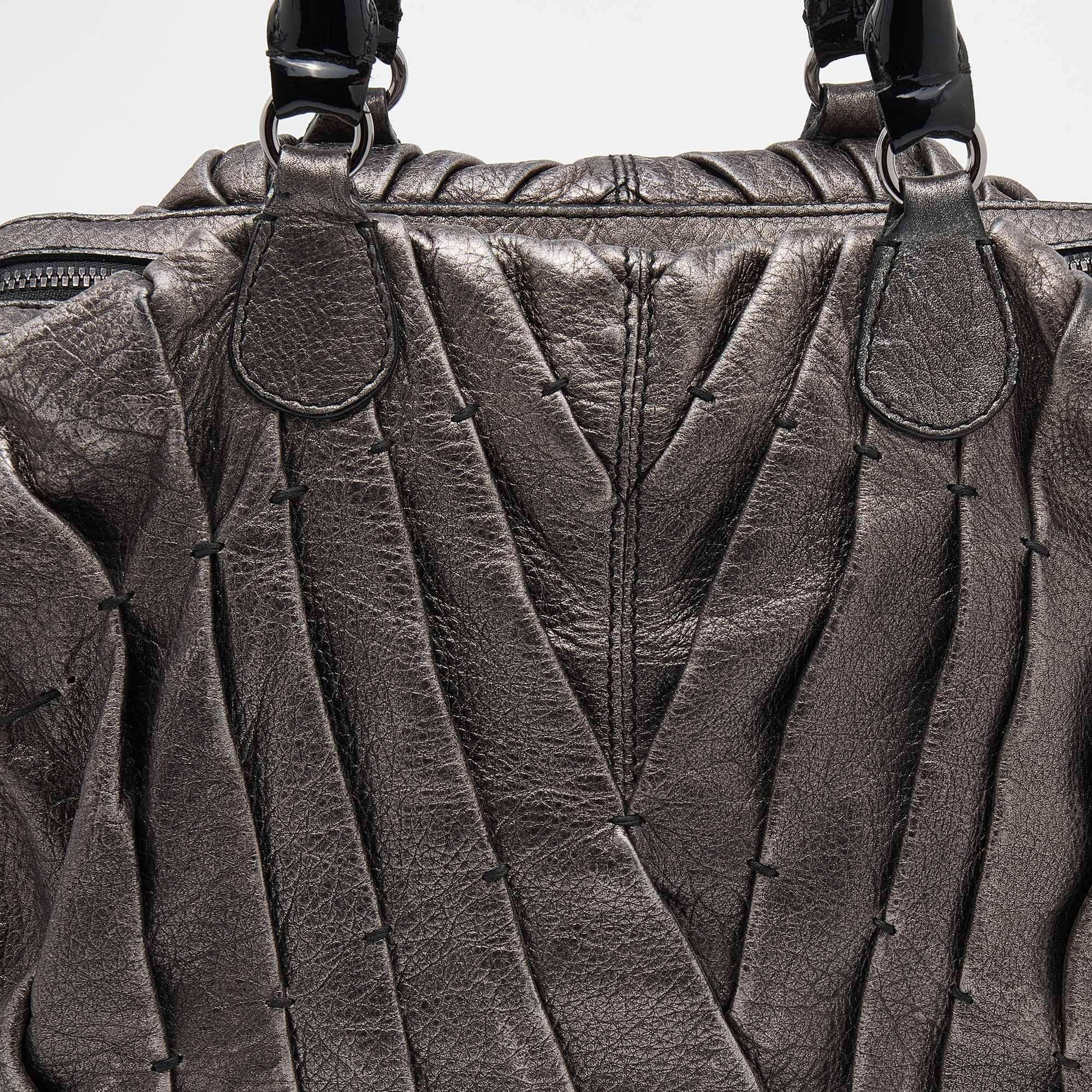 Valentino - Fourre-tout en cuir gris métallisé Maison Pintucked Shopper en vente 2