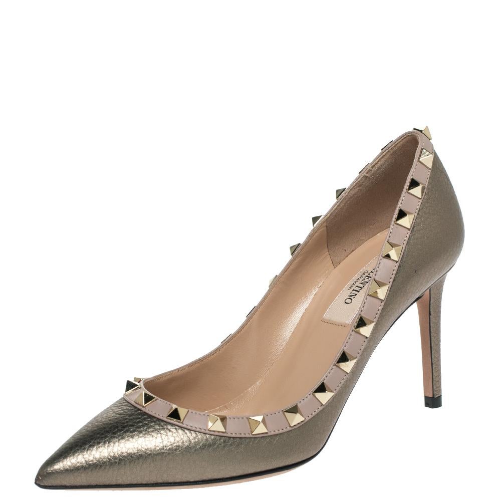 This Valentino design is not just stylish but also well-crafted. These pumps, crafted from metallic grey leather, come flaunting pointed toes, slim heels and the signature Rockstud embellishments. You are sure to love this pair!

Includes: Original