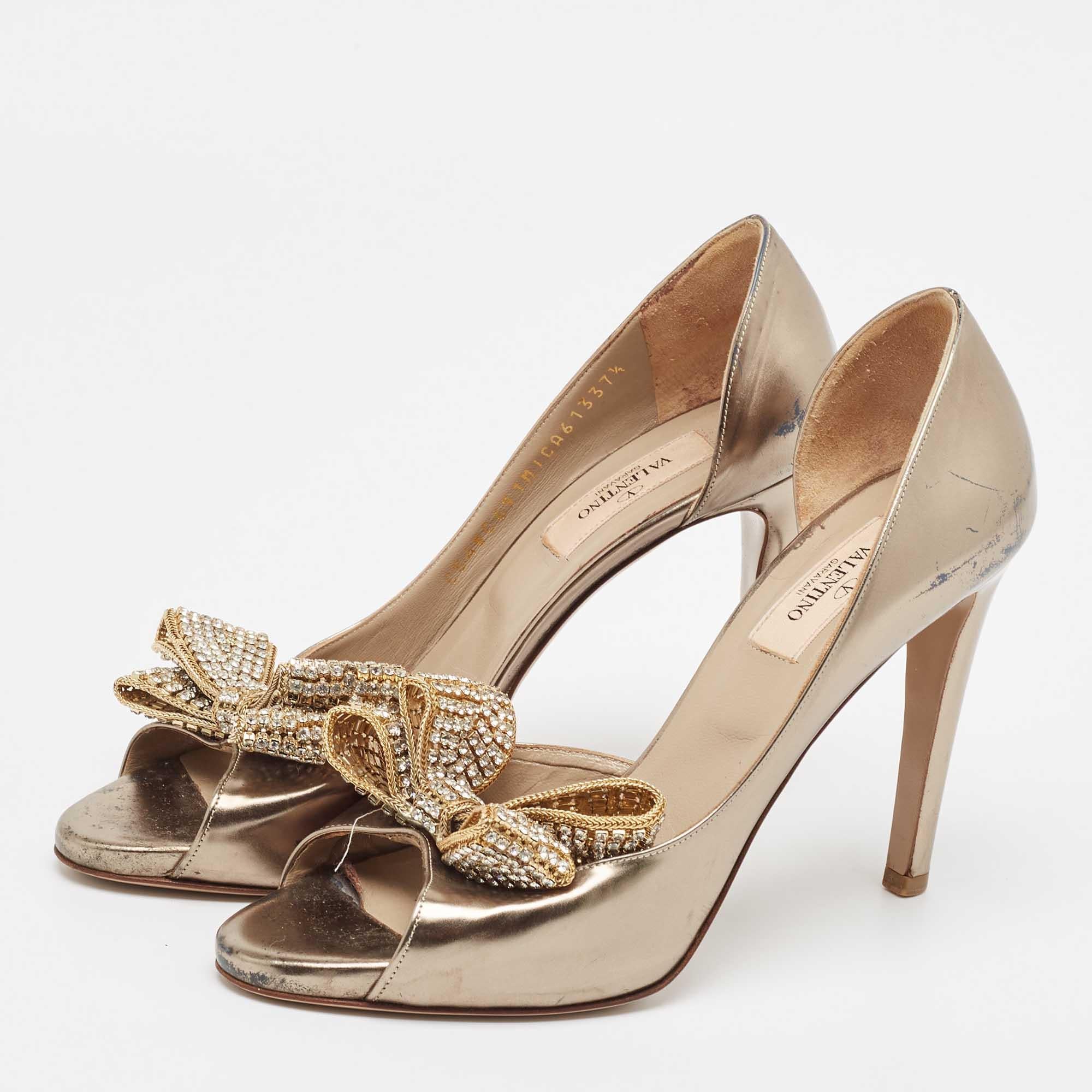 Diese Valentino dOrsay Pumps verkörpern einen klassischen Stil mit einem modernen Touch und sind dazu gemacht, zur Schau gestellt zu werden. Sie sind in einem metallischen Farbton gehalten und wurden sorgfältig aus Leder gefertigt. Das Besondere an