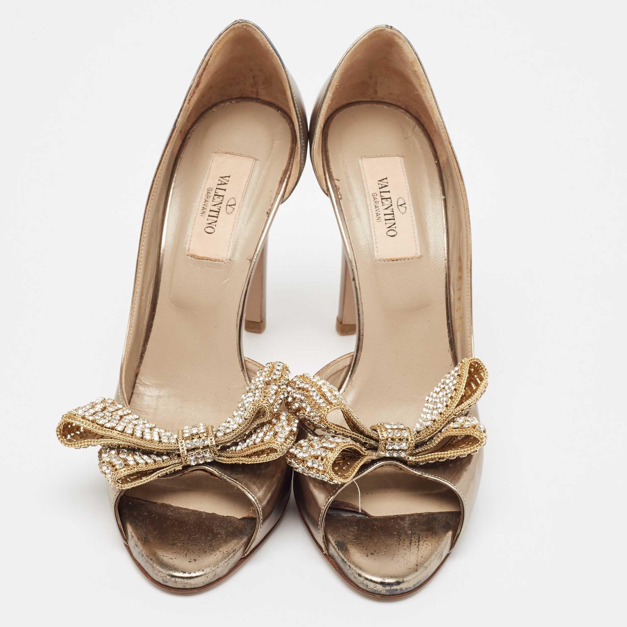 Valentino Metallic Leder Kristall verzierte D'orsay Pumps mit Schleife Größe 37,5 (Beige) im Angebot