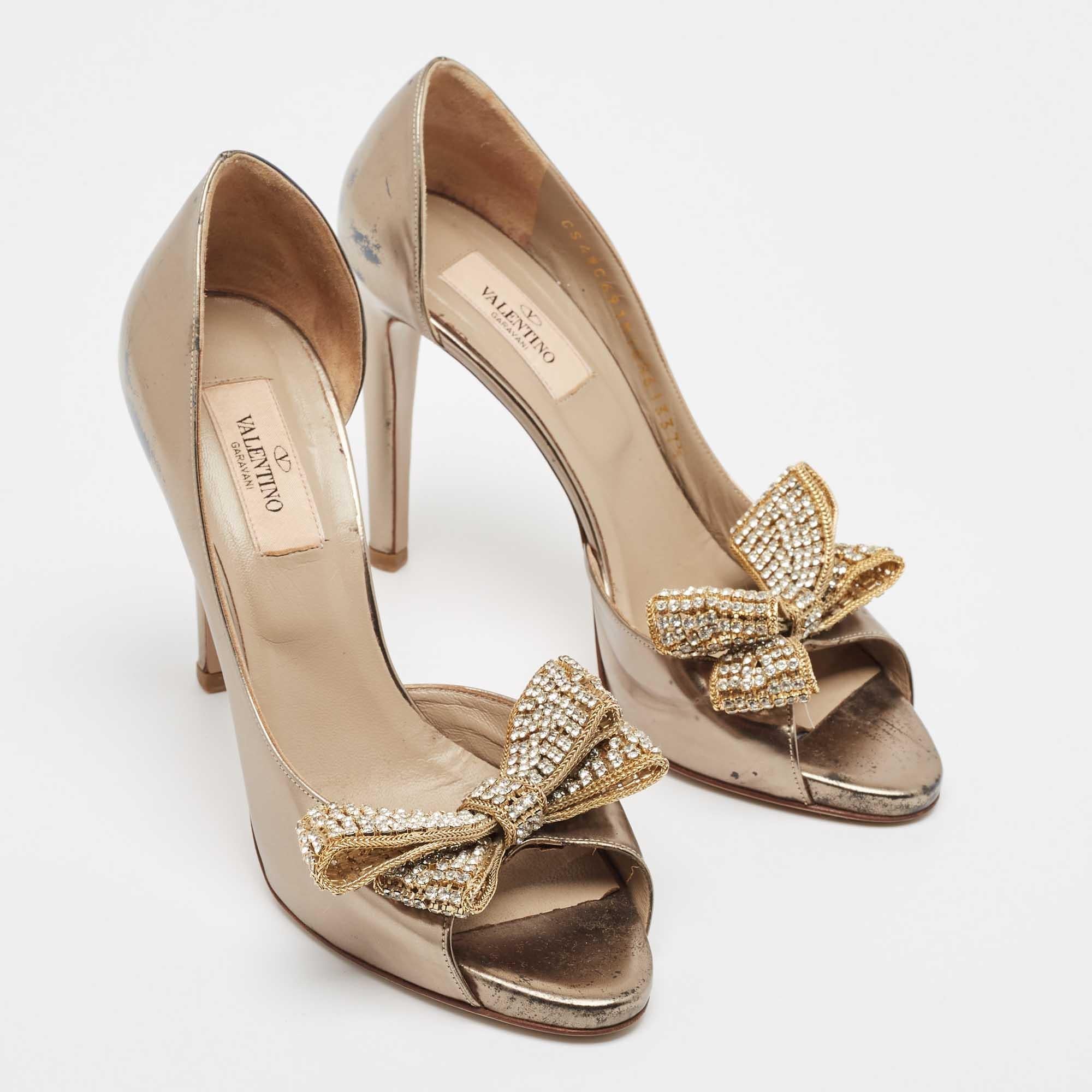 Valentino Metallic Leder Kristall verzierte D'orsay Pumps mit Schleife Größe 37,5 im Zustand „Gut“ im Angebot in Dubai, Al Qouz 2