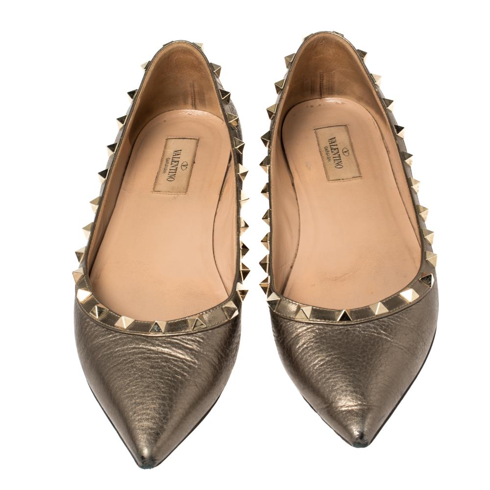Instantly recognizable, the ballet flats from Valentino are one of the most iconic styles from the brand. These flats have been crafted from leather in a metallic hue and styled with the signature Rockstud accents on the toplines that will