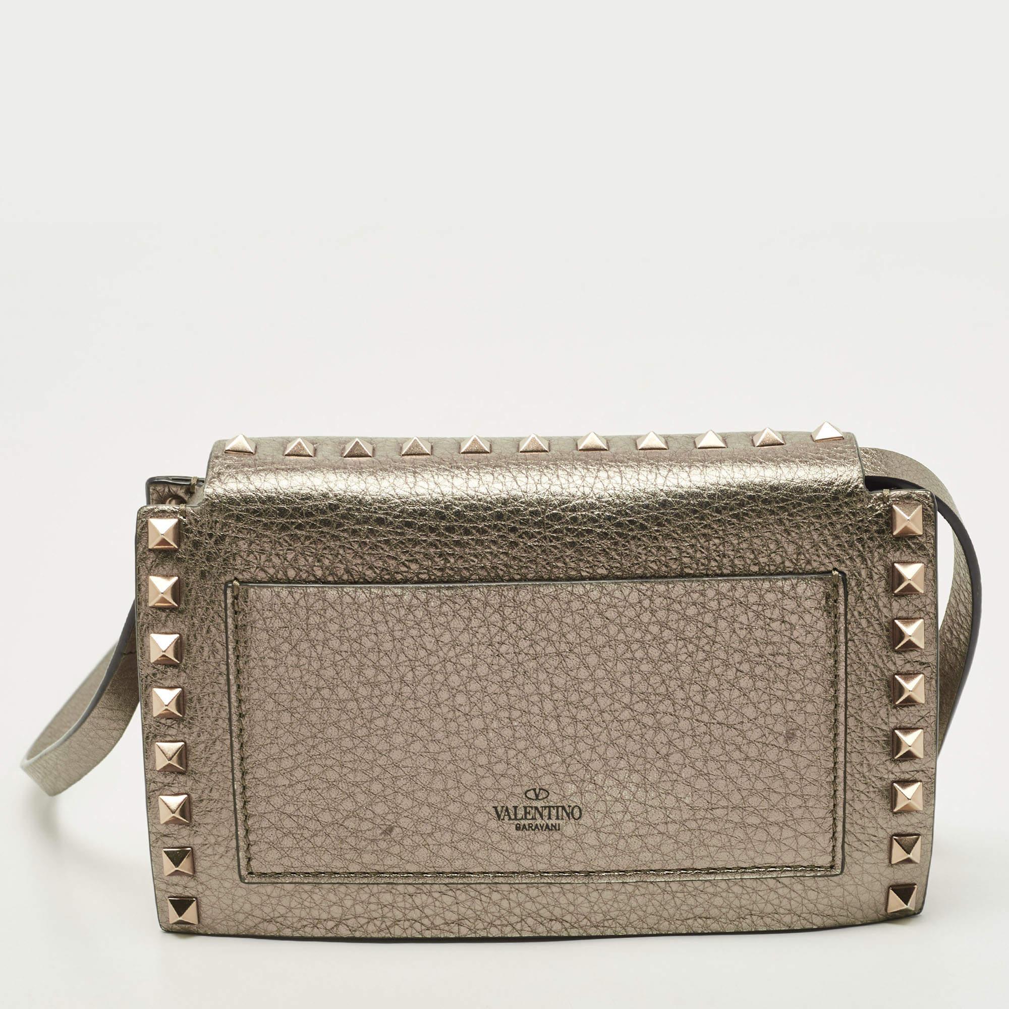 Express your personal style with this high-end crossbody bag. Crafted from quality materials, it has been added with fine details and is finished perfectly. It features a well-sized interior.

Includes: Extra Studs