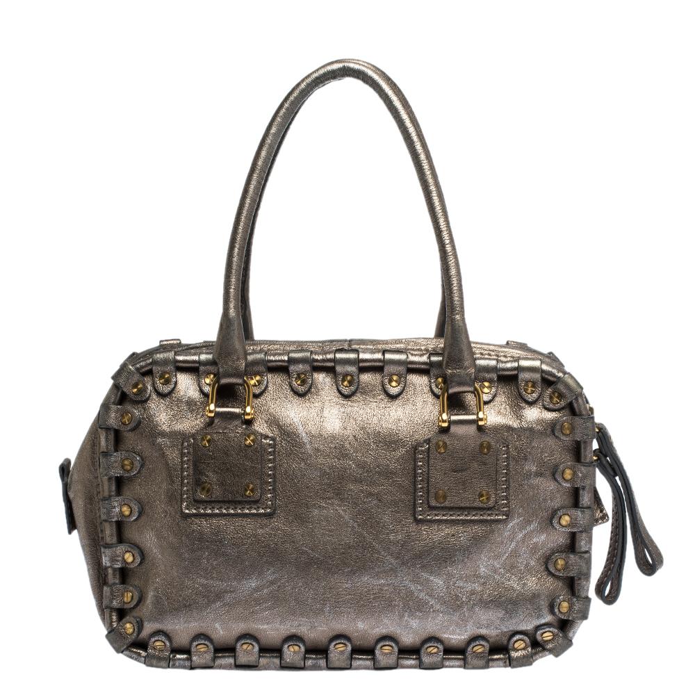 This satchel bag by Valentino will elevate all your outfits. Crafted in Italy, it is made from quality leather. It comes in a lovely metallic hue. It is styled with dual handles, stud detailing, double zip closure and gold-tone hardware. The bag