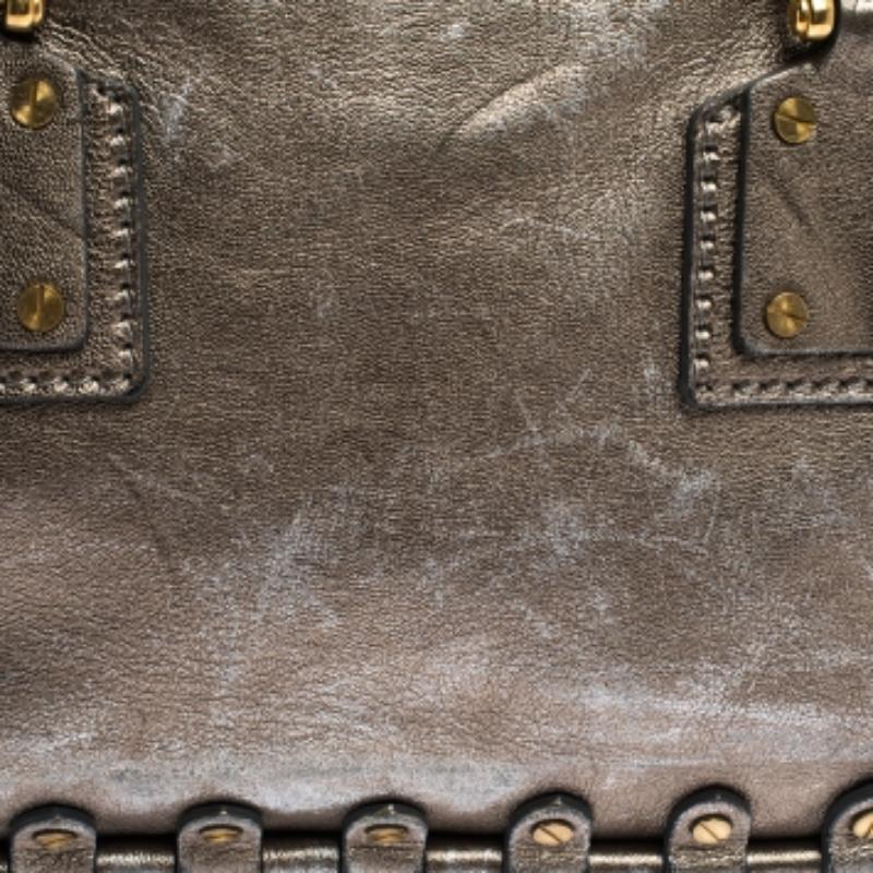 Valentino Metallic Leather Studded Satchel In condizioni discrete in vendita a Dubai, Al Qouz 2