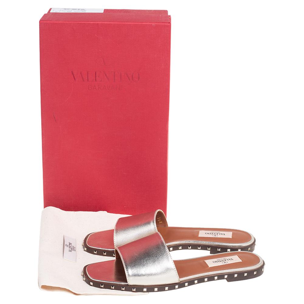 Valentino slides are perfect for those case-free days without compromising on the style factor. It features a leather body with a wide front strap. It comes with a slim midsole detailed with the signature Rockstuds. Wear yours with everything from