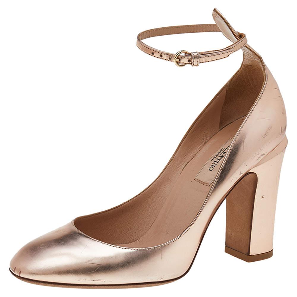 These elegant Valentino pumps will be your favorite go-to option for any special occasion. They have been crafted from leather and come covered in a metallic pink shade. They are styled with round toes, buckled ankle straps, and 10 cm block heels.