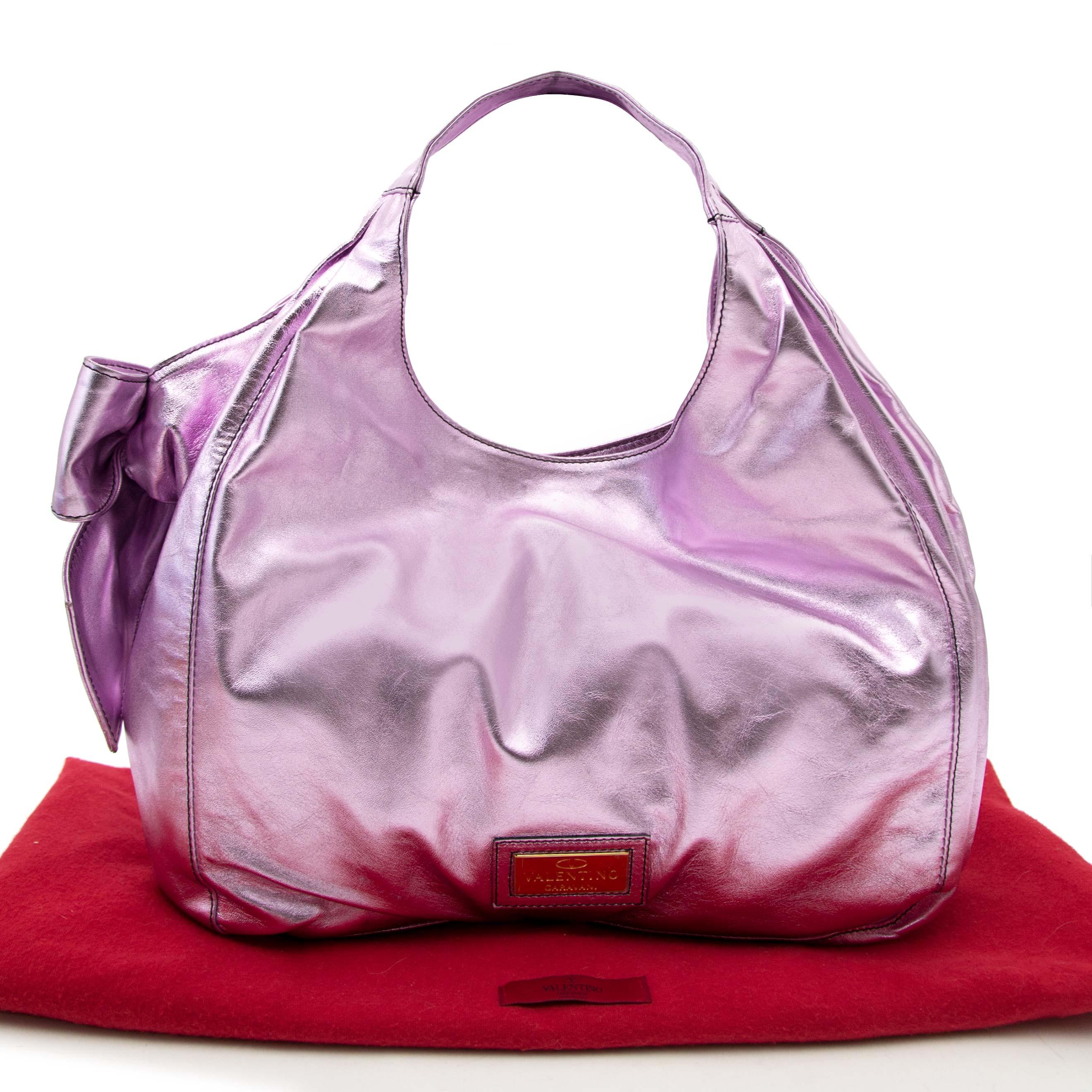 Excellent condition

Valentino Metallic Pink Nuage Bow Tote

Go for a sophisticated yet girly look with this Metallic Pink Nuage bow tote from Valentino. The hobo style bag is crafted from metallic pink nappa leather, that is accented with an