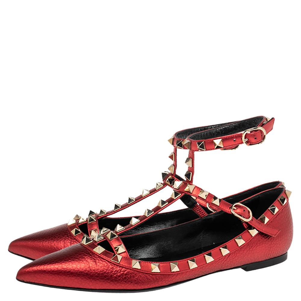 Make a fashion statement with these Valentino Rockstud ballet flats that have been designed to keep you in comfort. Crafted from leather and highlighted with gold-tone studs, the flats are complete with pointed toes and leather-lined