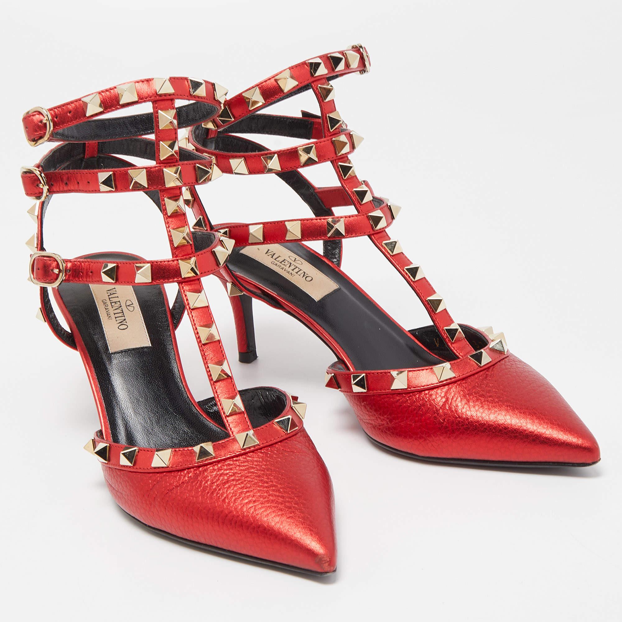 Escarpins Valentino à lanières en cuir rouge métallisé avec clous de cheville, taille 36,5 Pour femmes en vente