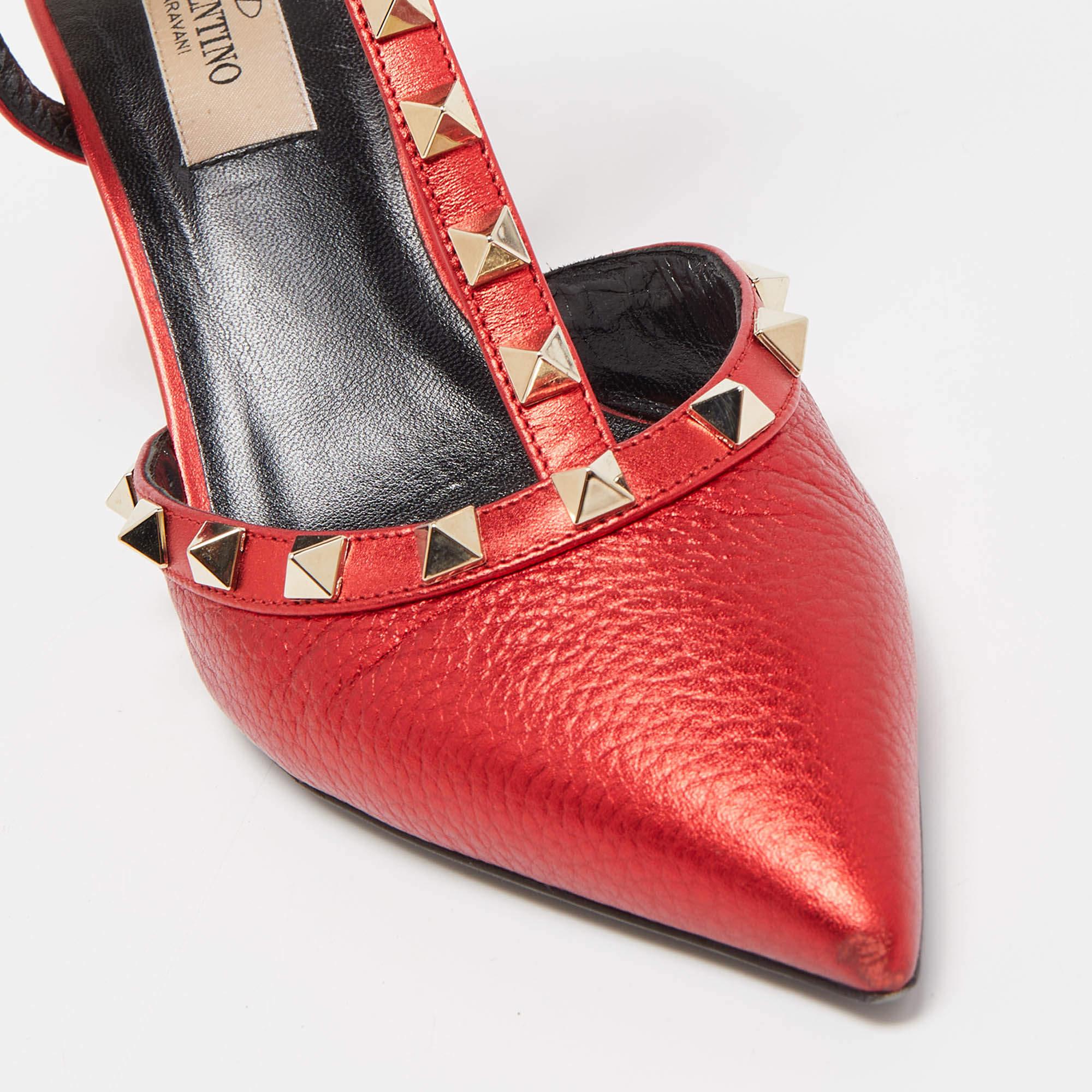 Escarpins Valentino à lanières en cuir rouge métallisé avec clous de cheville, taille 36,5 en vente 1