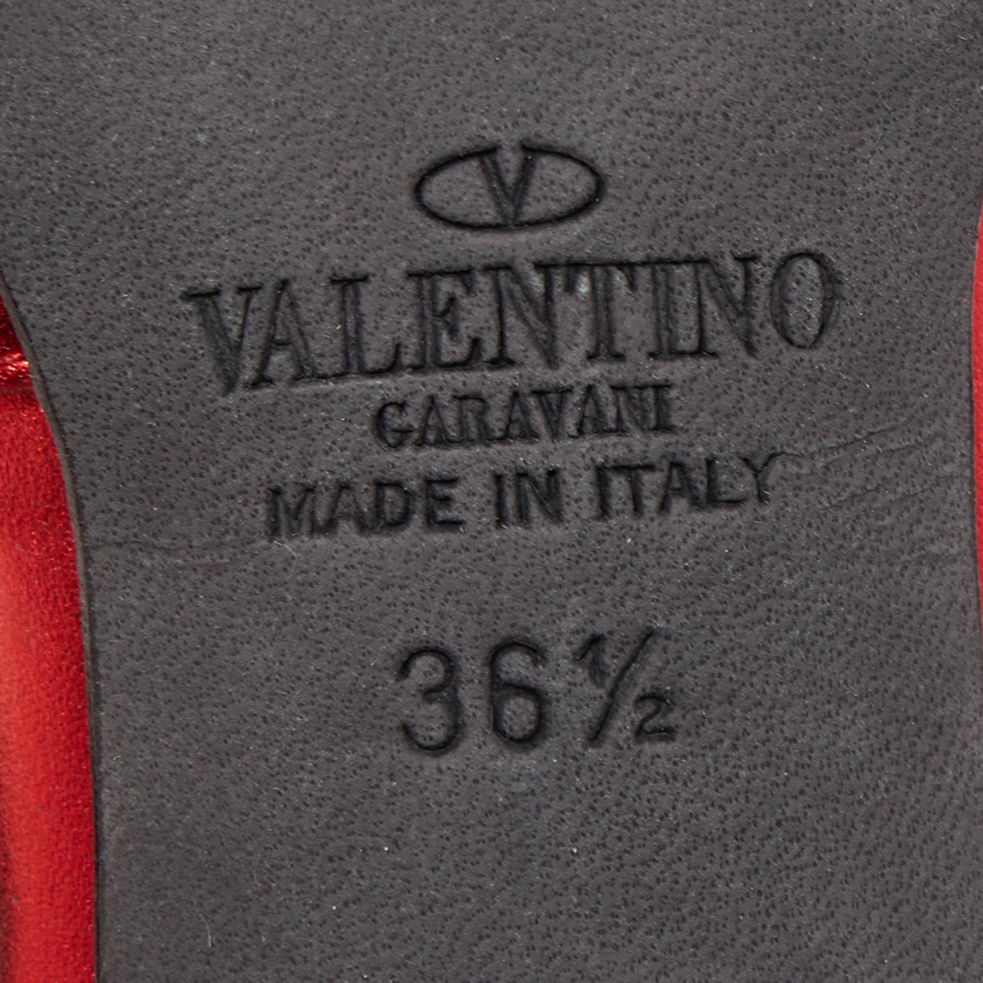 Escarpins Valentino à lanières en cuir rouge métallisé avec clous de cheville, taille 36,5 en vente 2