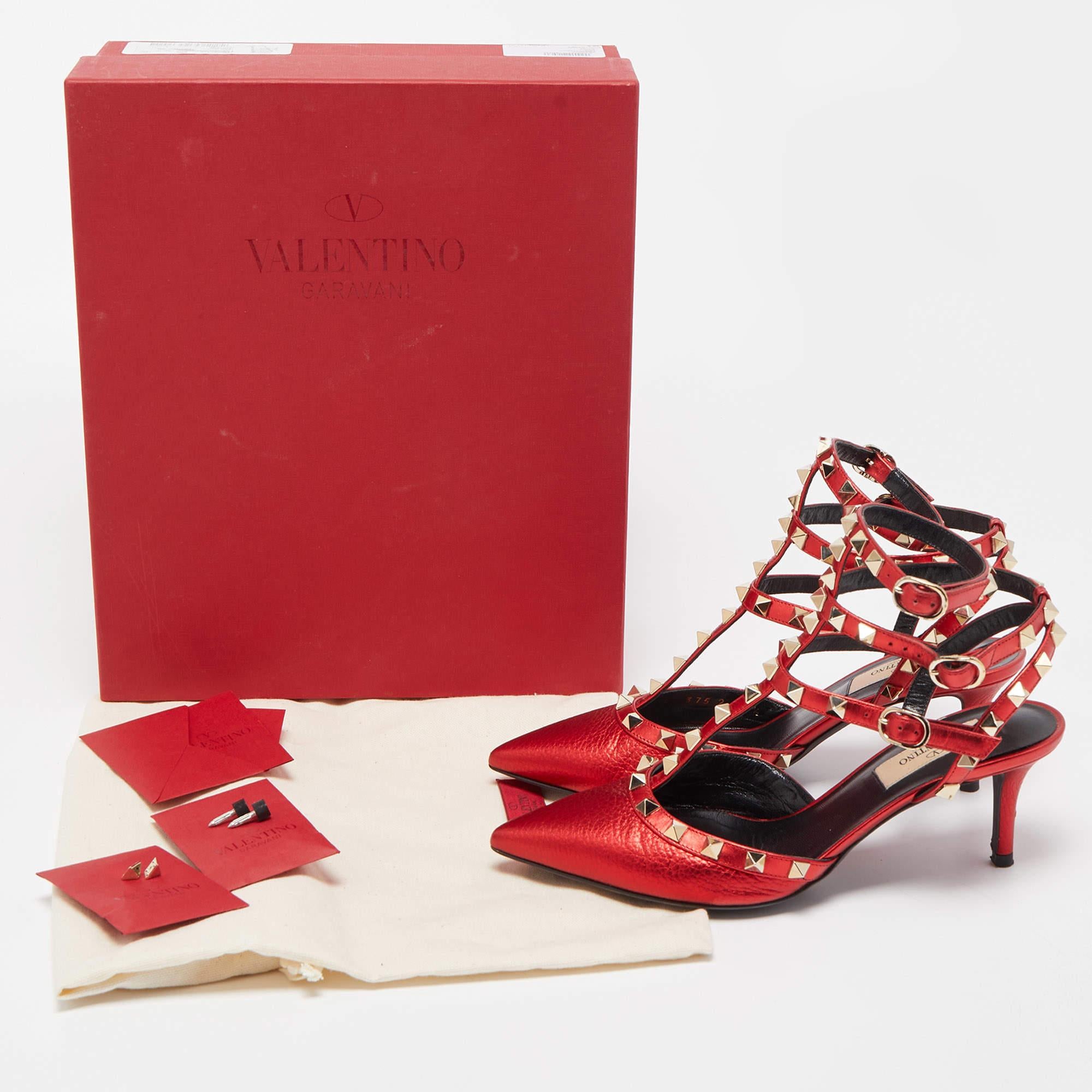Escarpins Valentino à lanières en cuir rouge métallisé avec clous de cheville, taille 36,5 en vente 3