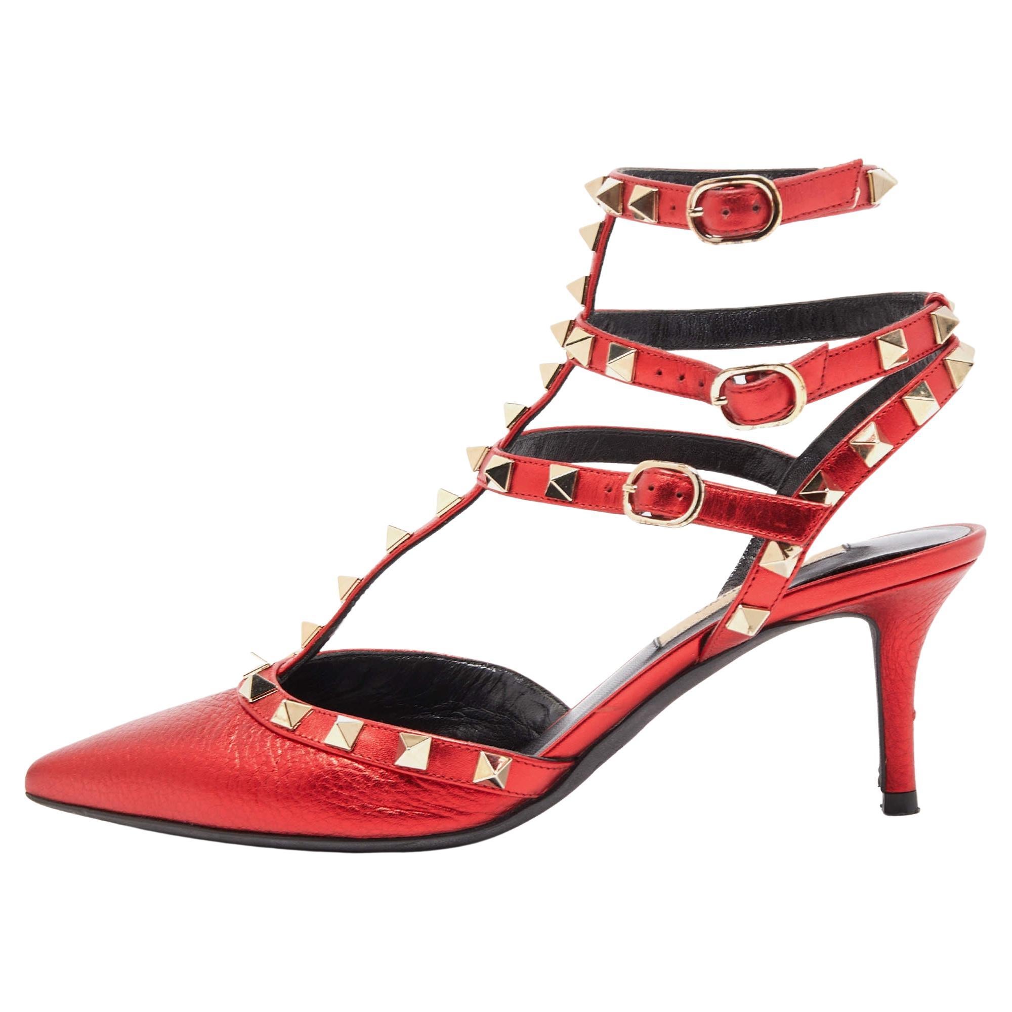Escarpins Valentino à lanières en cuir rouge métallisé avec clous de cheville, taille 36,5 en vente
