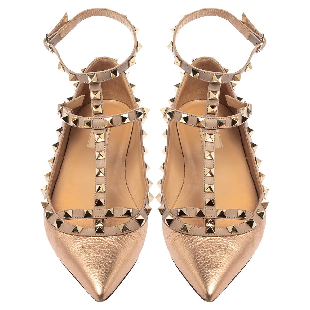 These ballet flats by Valentino have been beautifully crafted from leather and are styled with pointed toes and signature Rockstud details on the buckled leather straps that form a cage effect on the vamps. These metallic rose flats will bring you