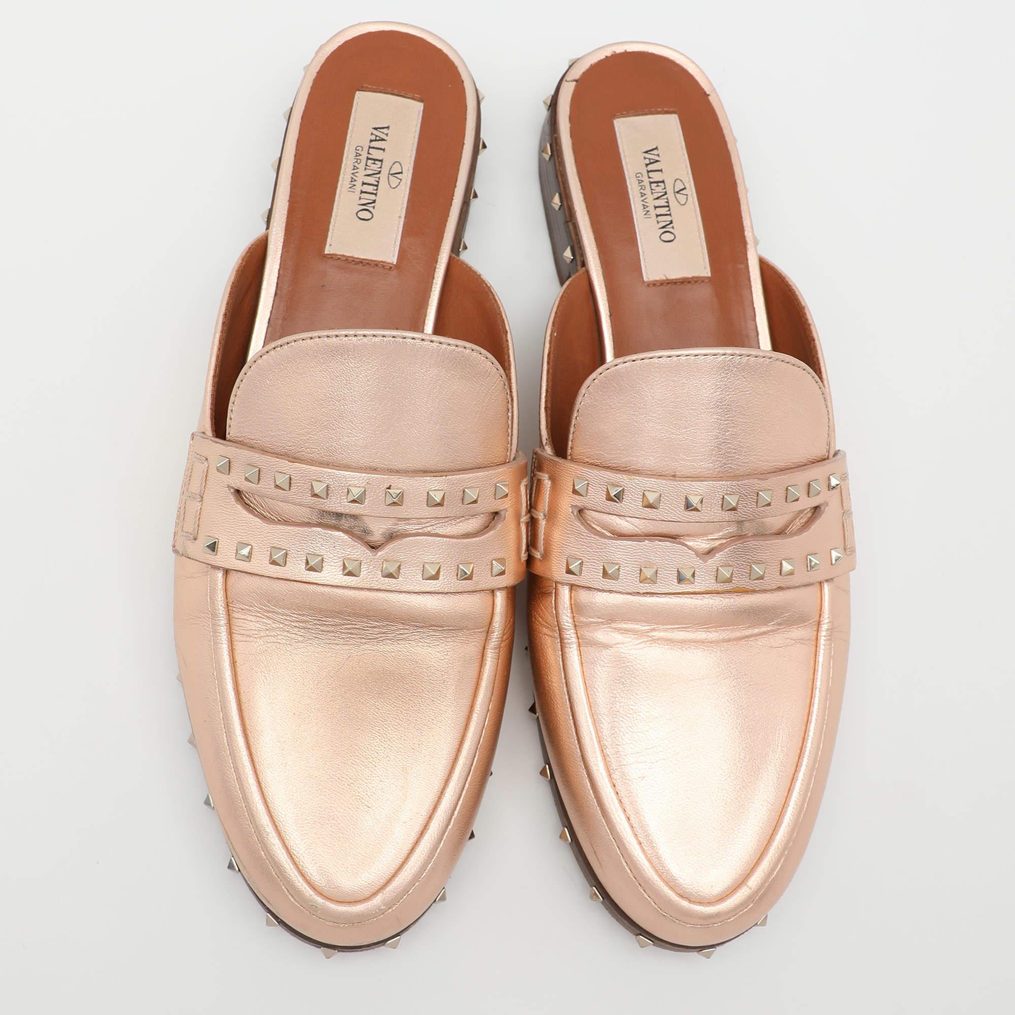 Valentino Metallic Rose Gold Leather Soul Rockstud Mules Size 36 In Good Condition In Dubai, Al Qouz 2