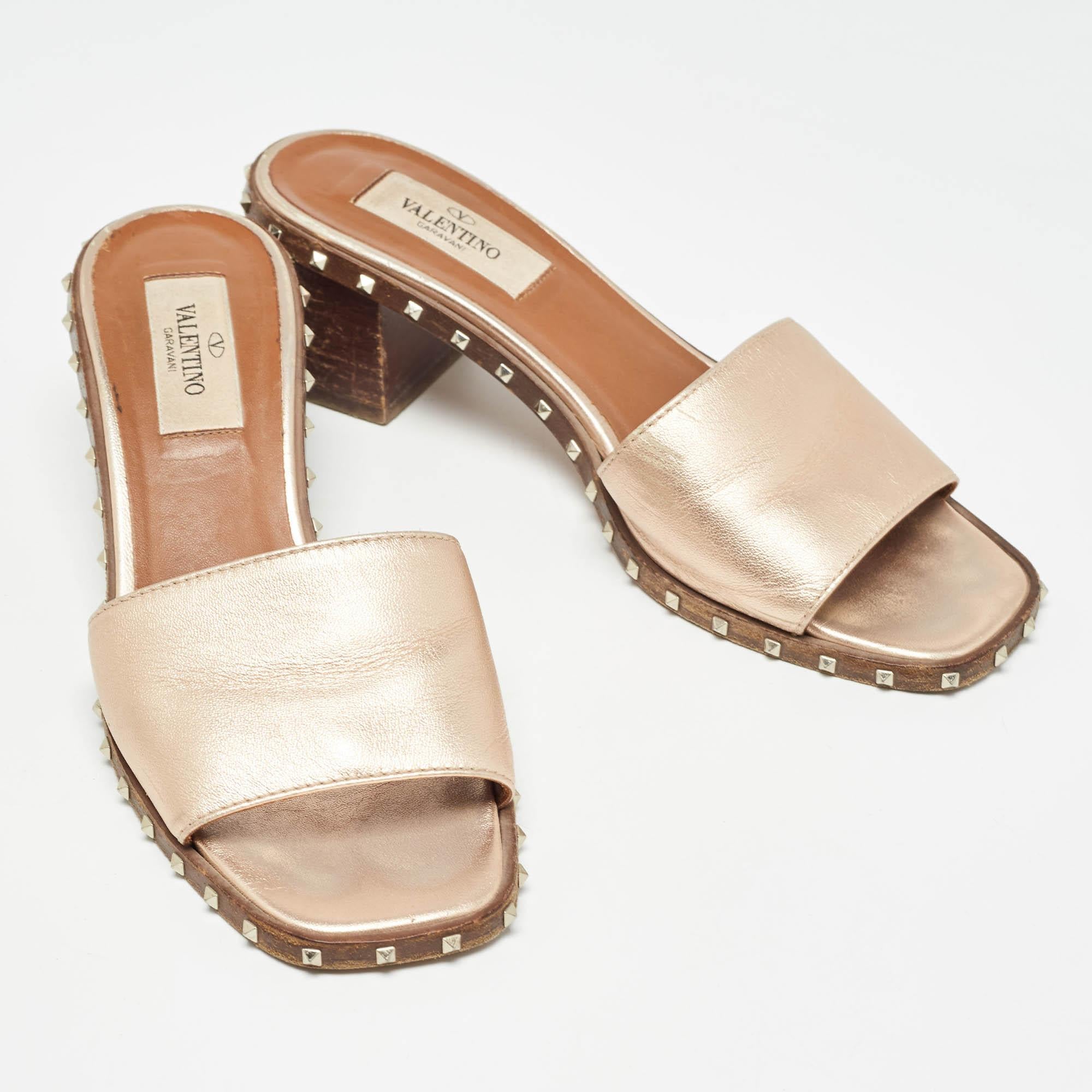 Valentino Metallic Rose Leather Rockstud Slides Size 35 In Good Condition In Dubai, Al Qouz 2