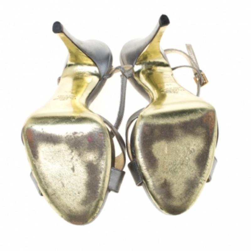 Questi sandali in pelle argento metallizzato di Valentino sono un articolo di alta moda che devi assolutamente possedere. Sfoggia il tuo lato migliore con questi sandali con cinturino a T con fibbia alla caviglia, tomaia annodata e tacco di 12 cm.