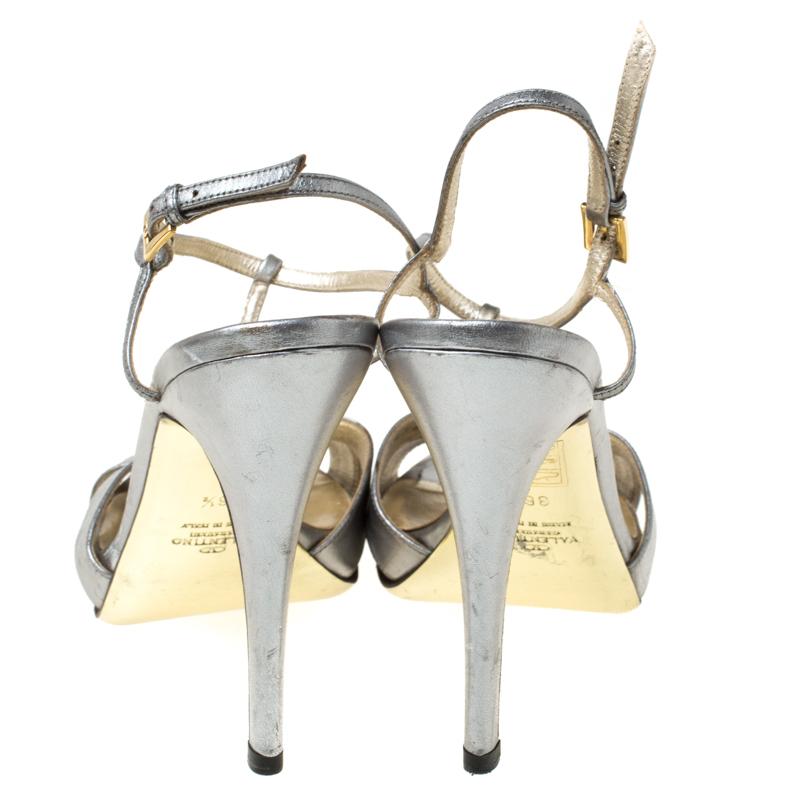 Valentino Metallic Silber Leder Knoten T-Riemen Sandalen Größe 36,5 im Zustand „Relativ gut“ im Angebot in Dubai, Al Qouz 2