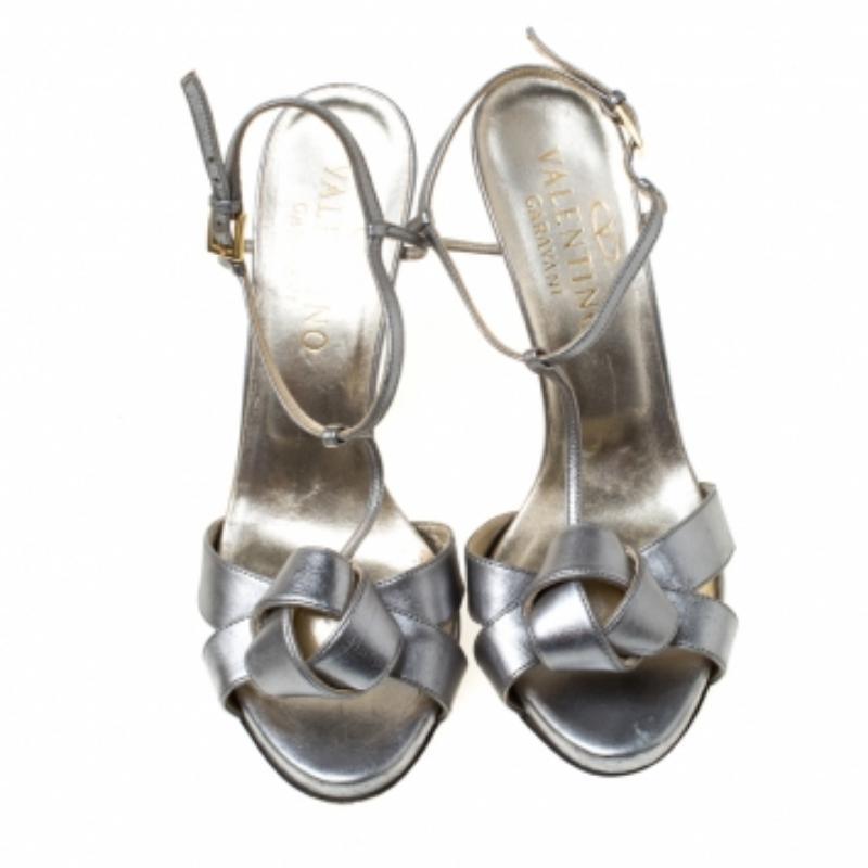 Valentino Argento Metallizzato Pelle annodata Sandali a T Taglia 36.5 in vendita 2