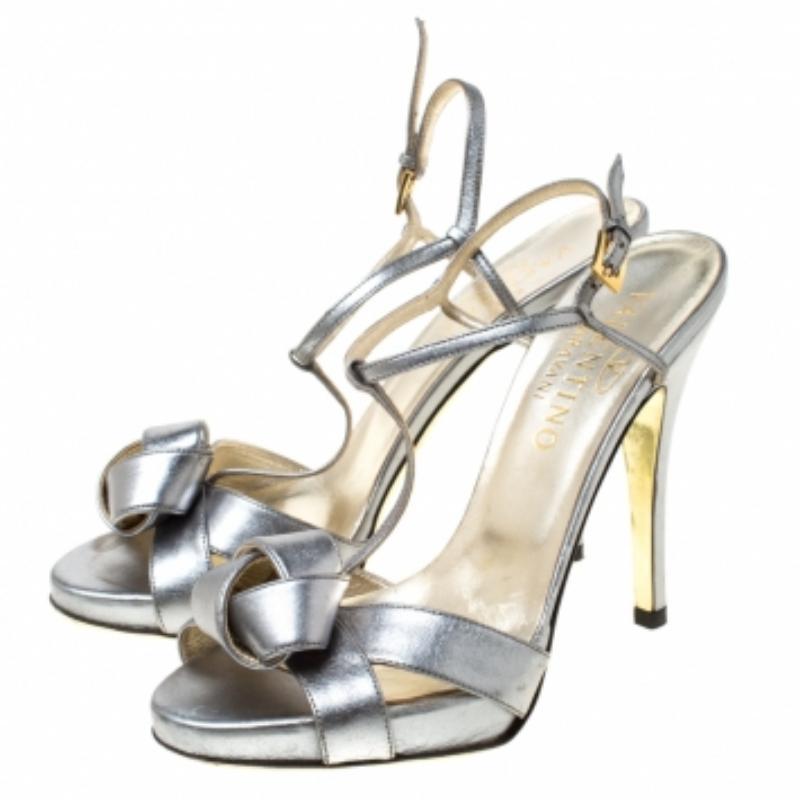 Valentino Argento Metallizzato Pelle annodata Sandali a T Taglia 36.5 in vendita 3