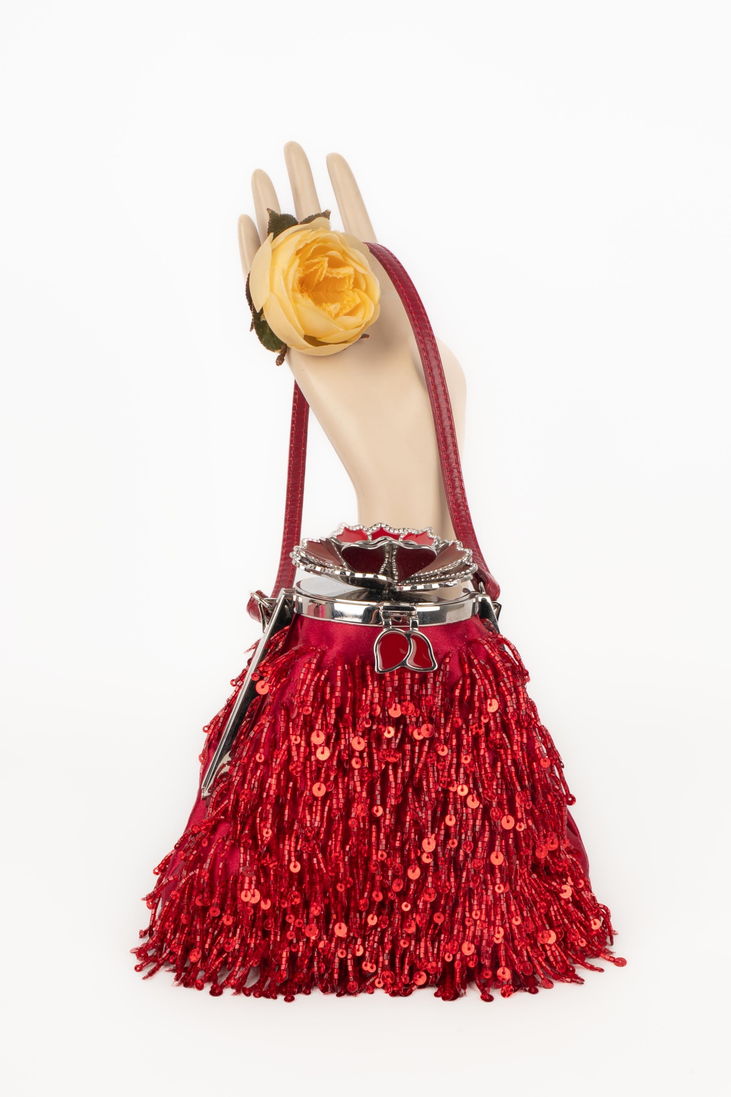 VALENTINO - Tiny red silk bag embroidered with pearls and sequins. Silvery metal fastener representing a flower and enameled with red and rhinestones.

Condition:
Very good condition

Dimensions:
Height: 13 cm - Length: 16 cm - Depth: 4.5 cm -