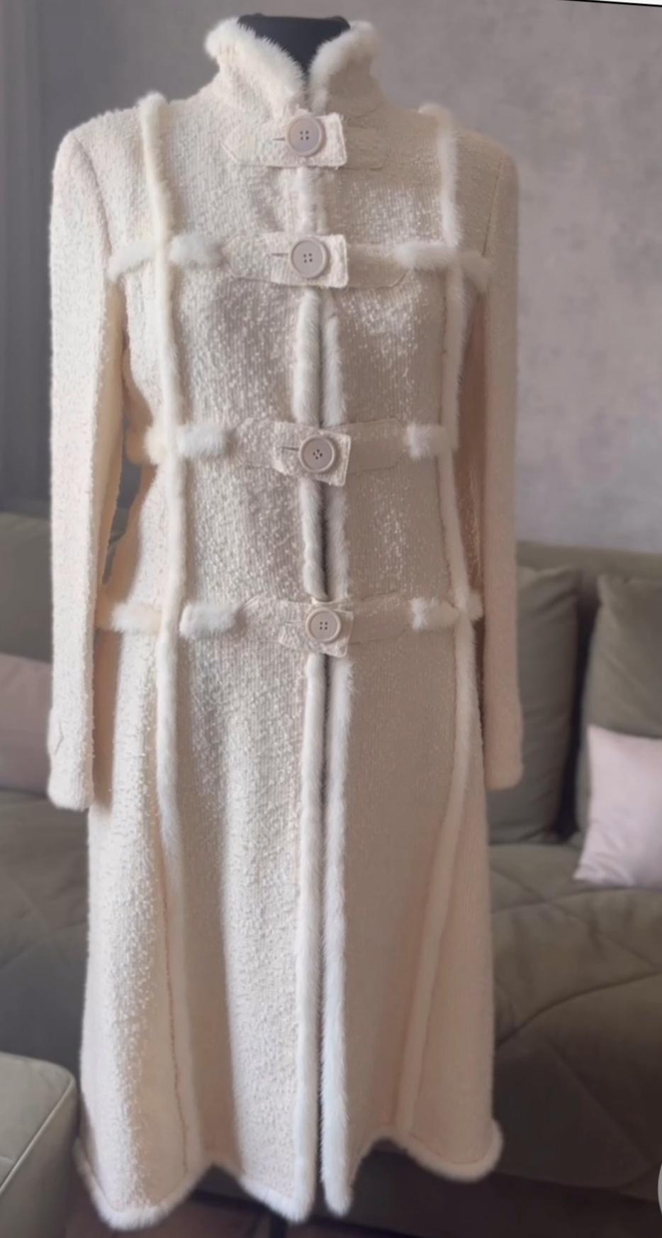 Coat Valentino 2000s
Valentino by M.Garavani 

💯Wool
💯Natural Silk lining
💯Canadian mink fur

Bust: 92cm / 36.22 in
Waist: 92cm / 36.22 in
Hips: 104cm / 40.94 in
Length: 116cm / 45.67 in