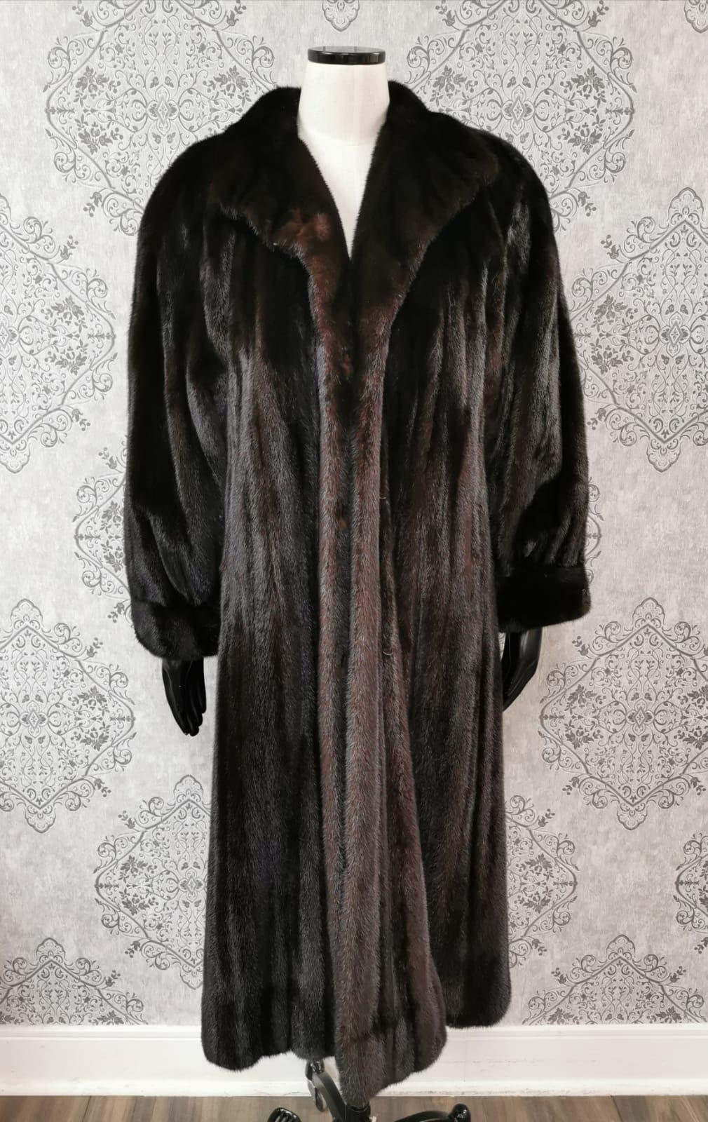 DESCRIPTION : VALENTINO MINK FUR COAT SIZE 16

Portrait collar, supple skins, beautiful fresh fur, european german clasps for closure, too slit pockets, nice big full pelts skins in excellent condition.

Brand: Valentino 
Made in Italy
stock number