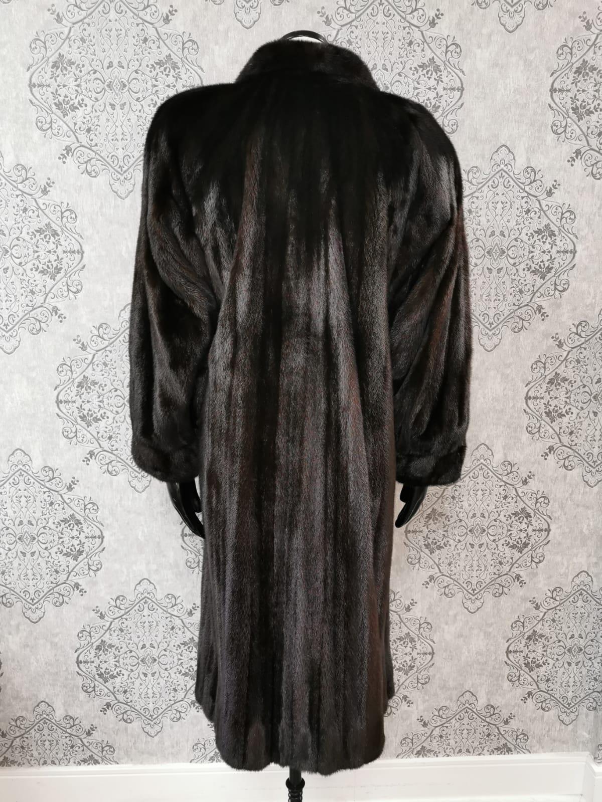 Brand new Valentino mink fur coat size 16 In Excellent Condition For Sale In Montreal, Quebec