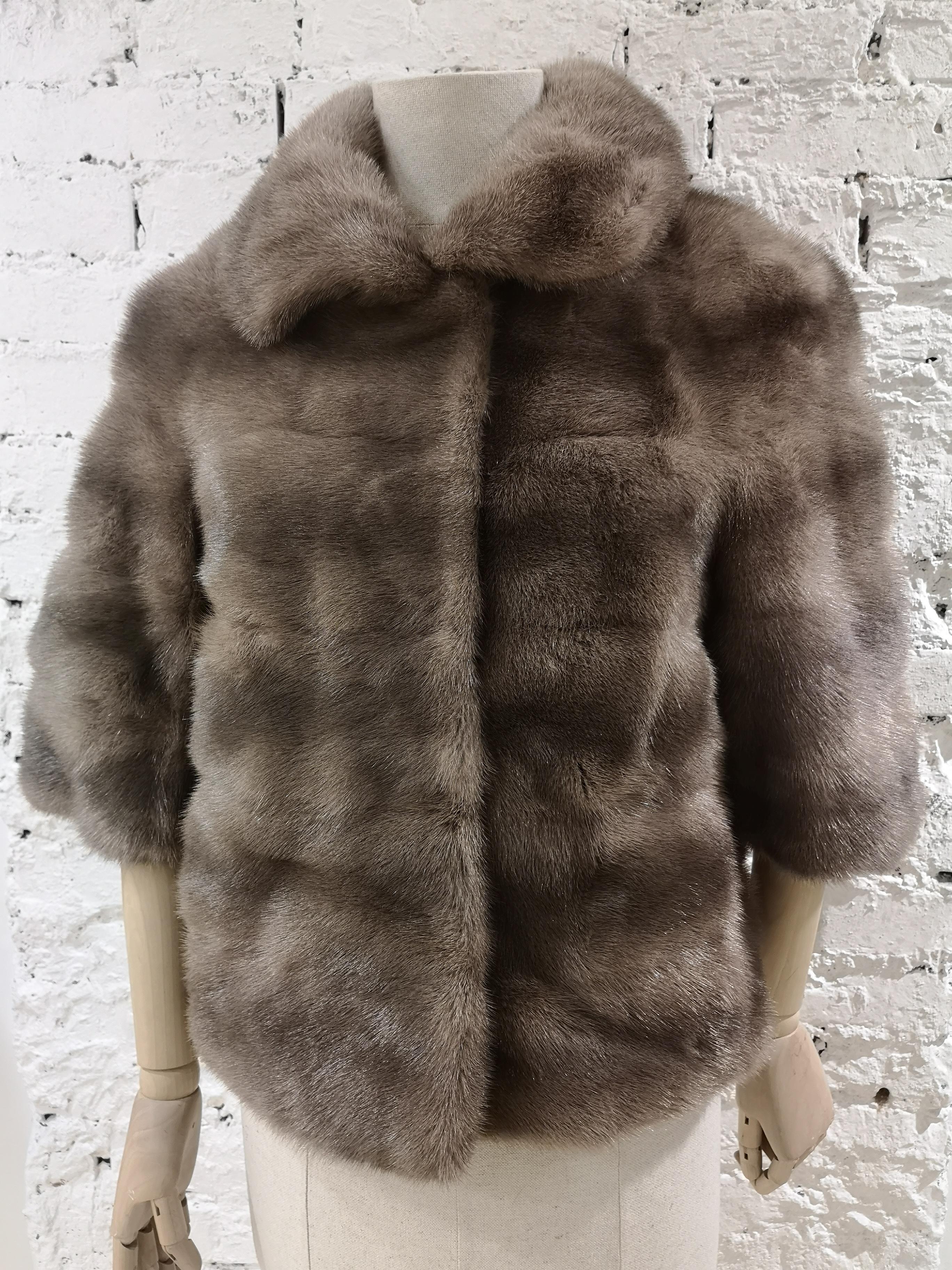 Valentino mink fur
Valentino mink fur totally made in italy
total lenght 67 cm
shoulder 22 cm