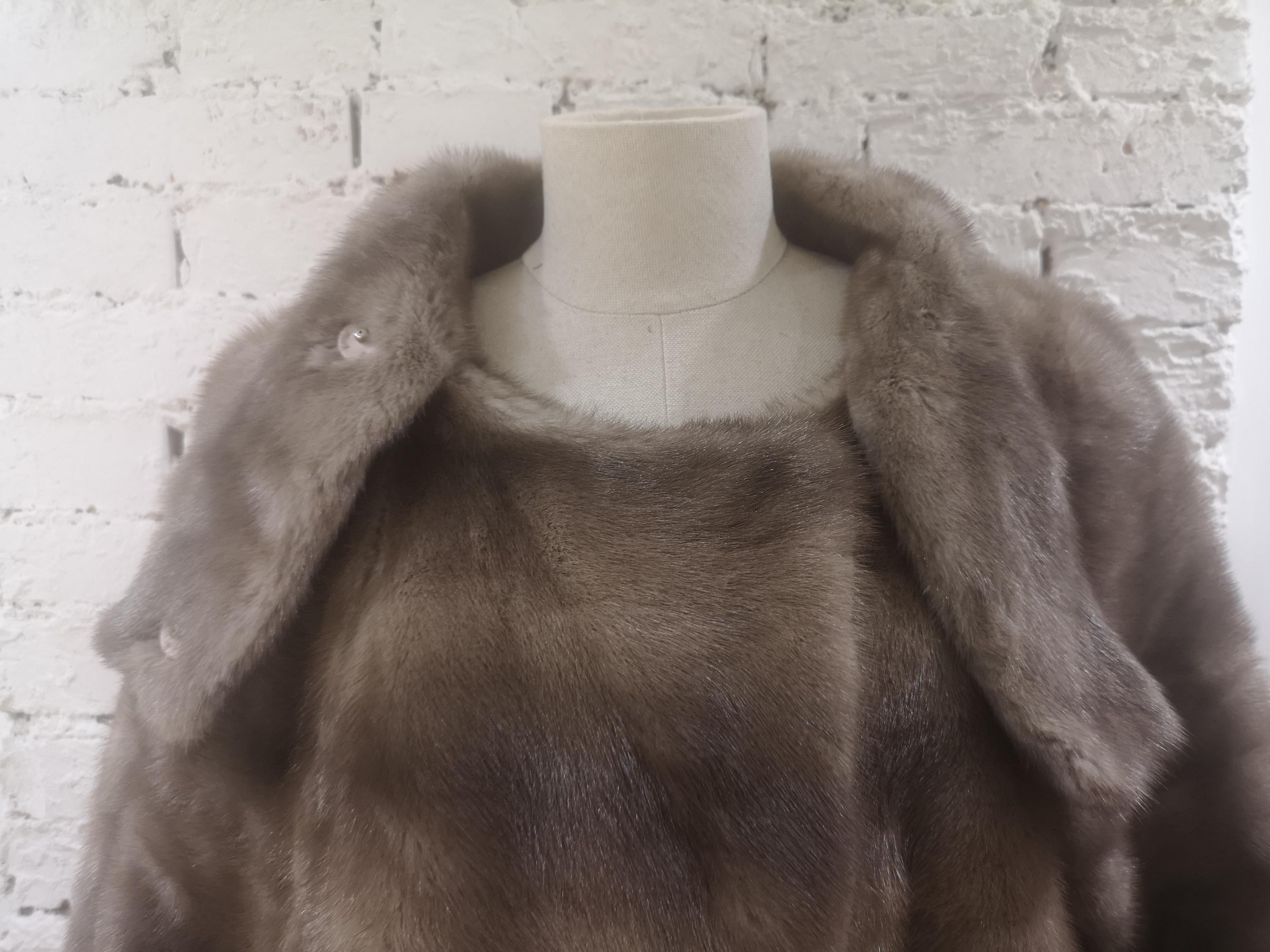 Valentino Mink Fur still with tags
Valentino totally made in italy vintage mink fur still with original tags
on the front two pockets
total lenght 81 cm
shoulder to hem 32 cm