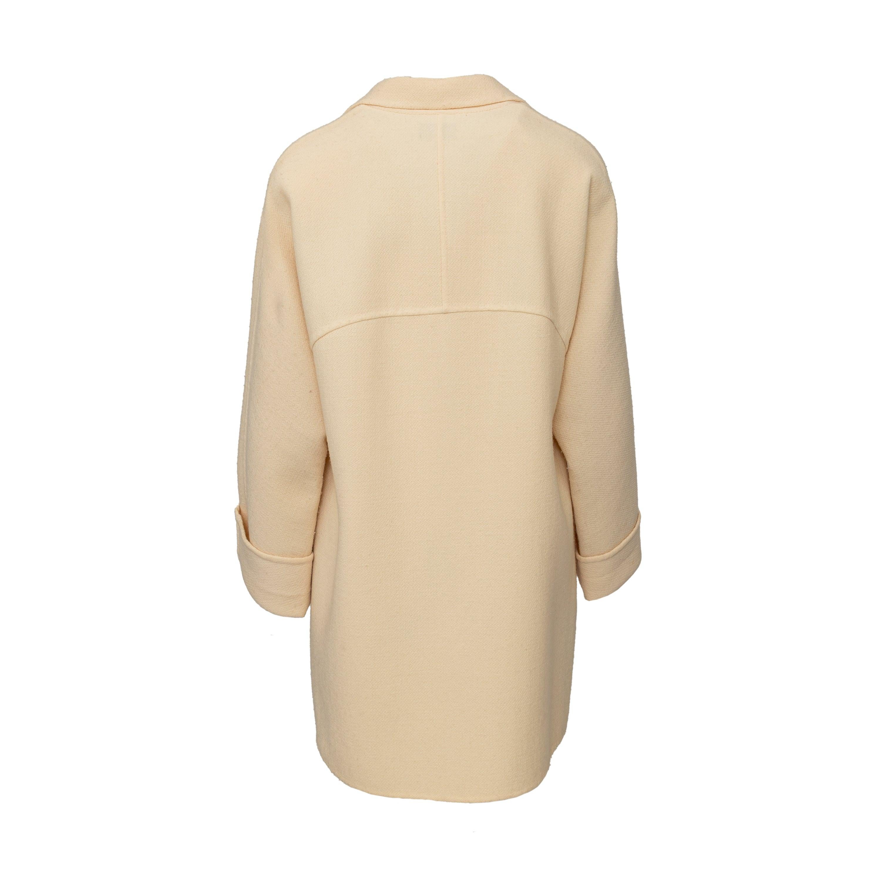 This vintage Valentino wool coat from the 90s Miss V label features a long fit. With a front button closure and two front patch pockets, it's both fashionable and functional. The sleeve hem can also be folded to add personal style. In a classic off