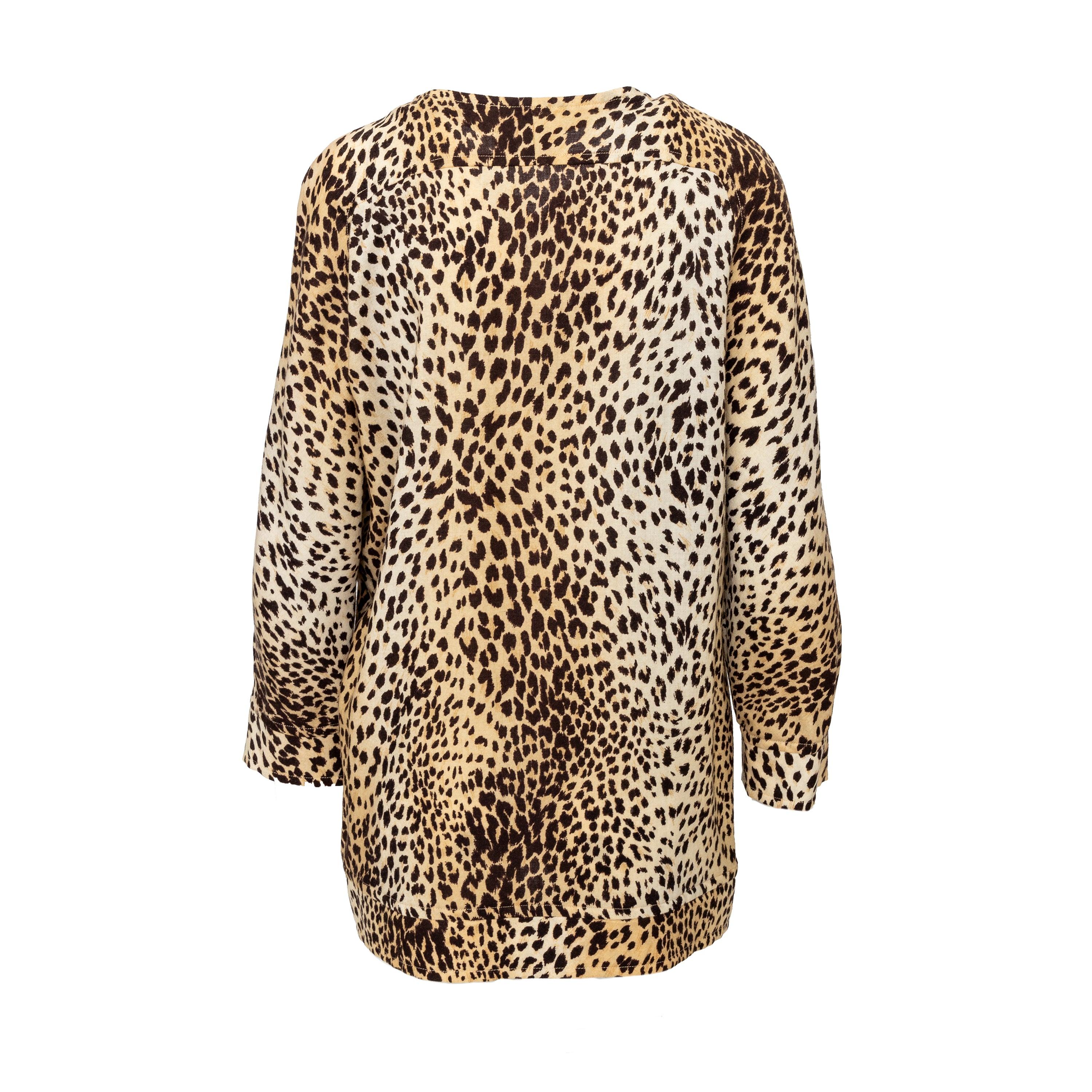 Confeccionado en una lujosa mezcla de lana, este top de la marca Miss V presenta un clásico estampado de leopardo y unos exclusivos botones de efecto madera. Con un estilo de camisa larga y mangas largas, es a la vez cómoda y chic. 
 Material: 90%