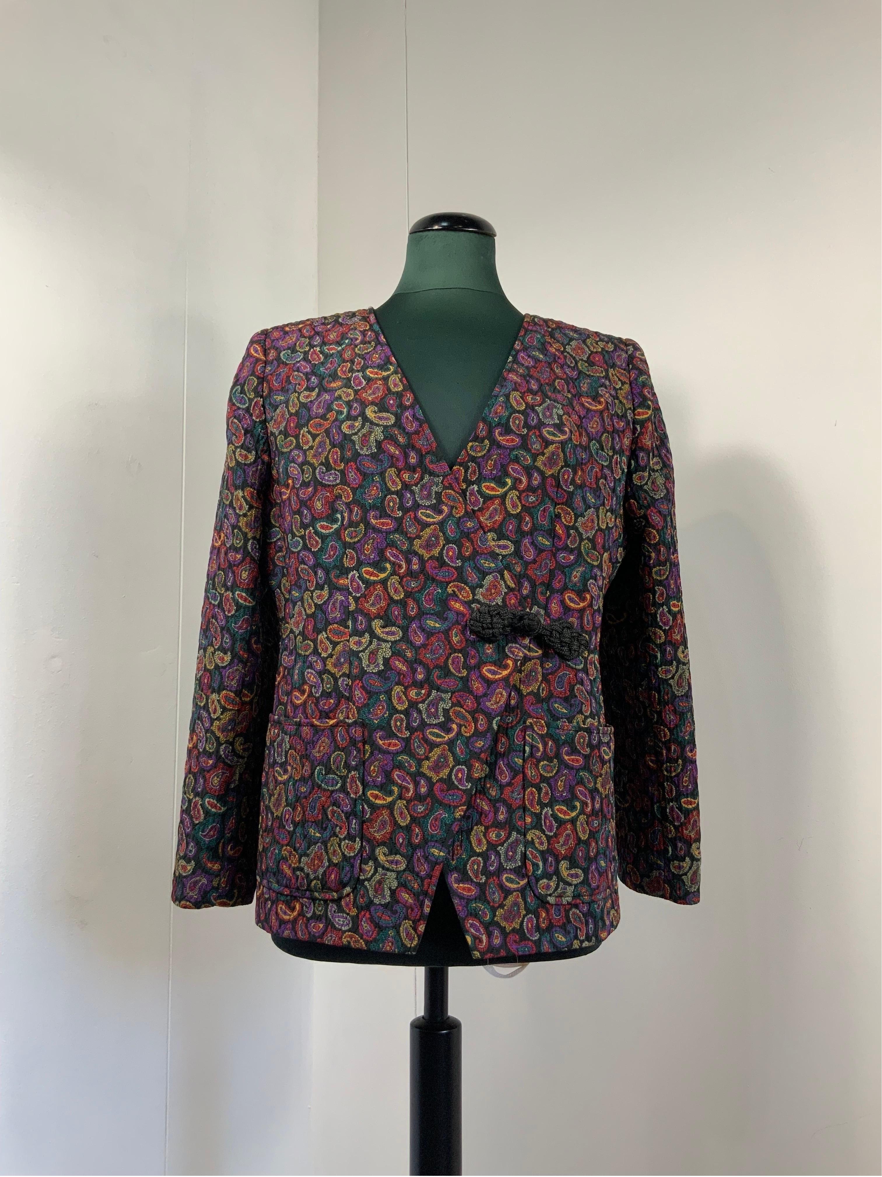 VALENTINO PAISLEY JACKET.
Valentino jacket, Miss V.
In wool and viscose. Lightweight material.
Lined. Parsley fantasy.
Features lightly padded shoulder straps.
Italian size 46.
Shoulders 46 CM
Bust 50 CM
Length 70 CM
Channel 61 CM
In excellent