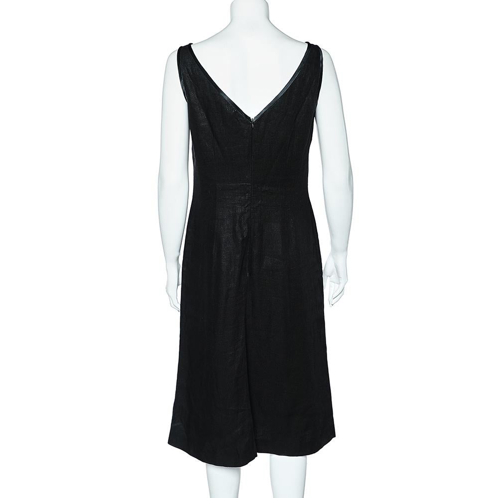 Coming from the House of Valentino, this pretty and poised Miss V dress is all you require to add a dash of elegance to your appearance. It is designed using black linen fabric and showcases a sleeveless style. It is provided with a zipper