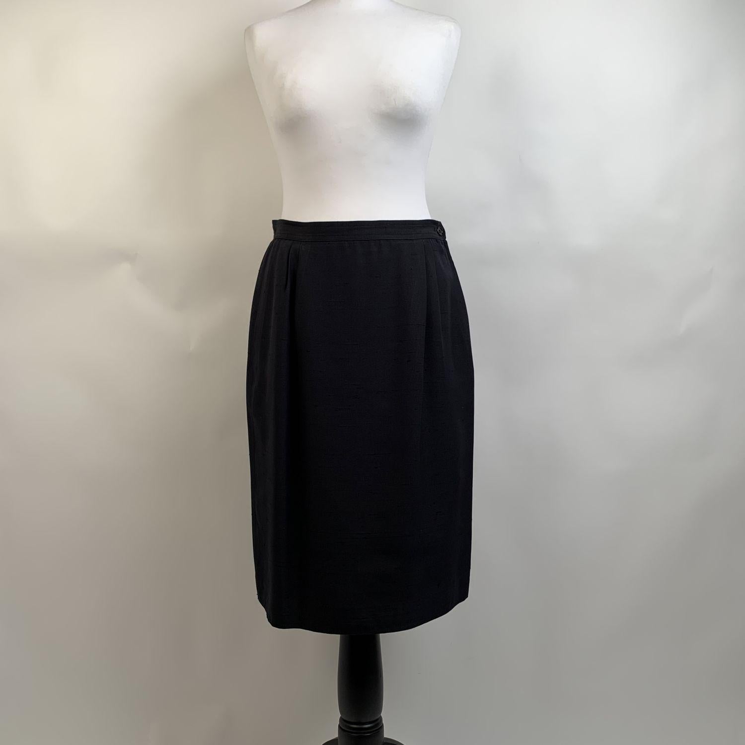 Valentino Miss V vintage pencil/straight skirt. The skirt closes with button and zip closure on the side. Lined. Composition tag is missing! it looks like a light weight fabric (probably a mix between silk and linen. Color / Effect: Blue. Size: 44
