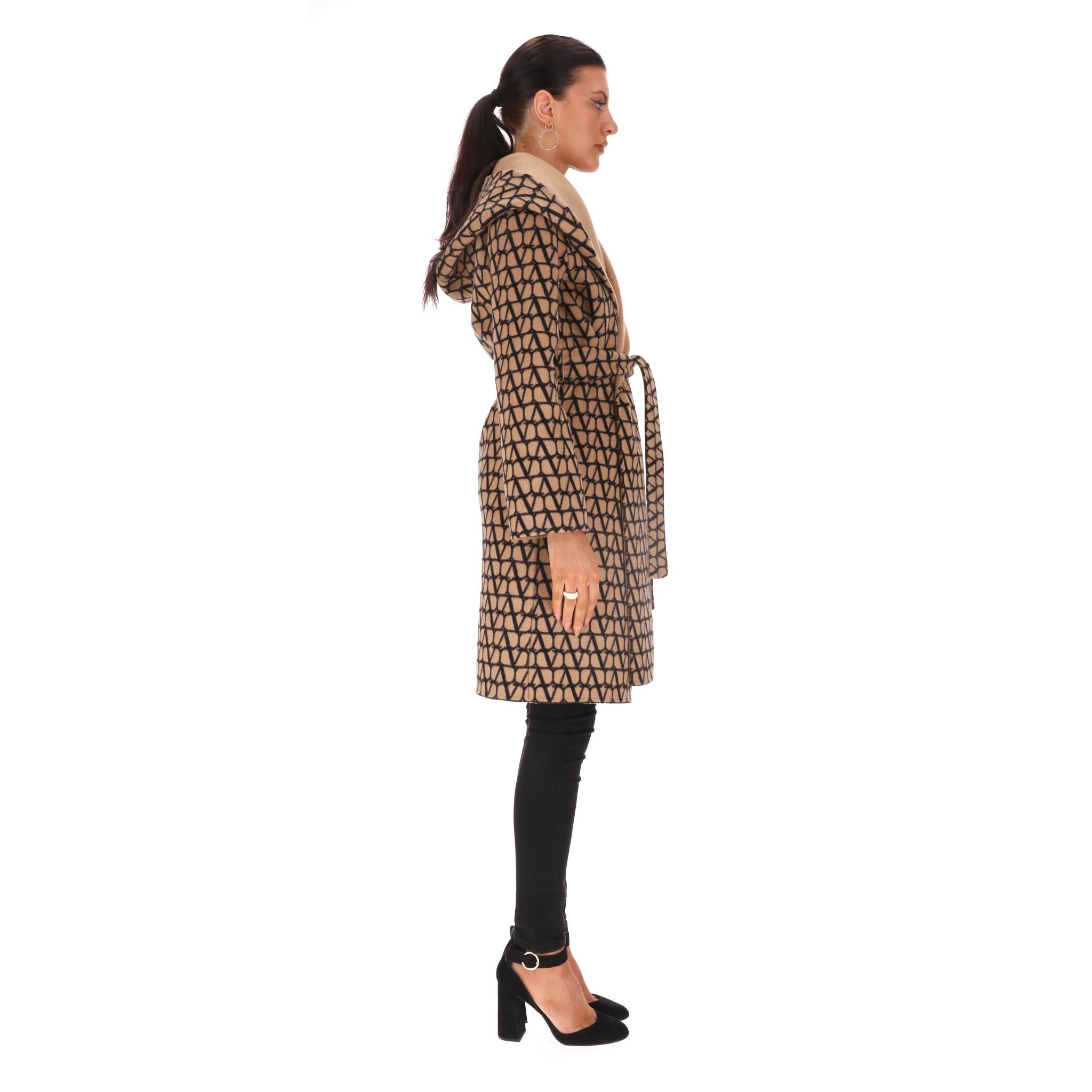 Donna Coates reversibile in lana vergine con stampa Monogram di Valentino in vendita