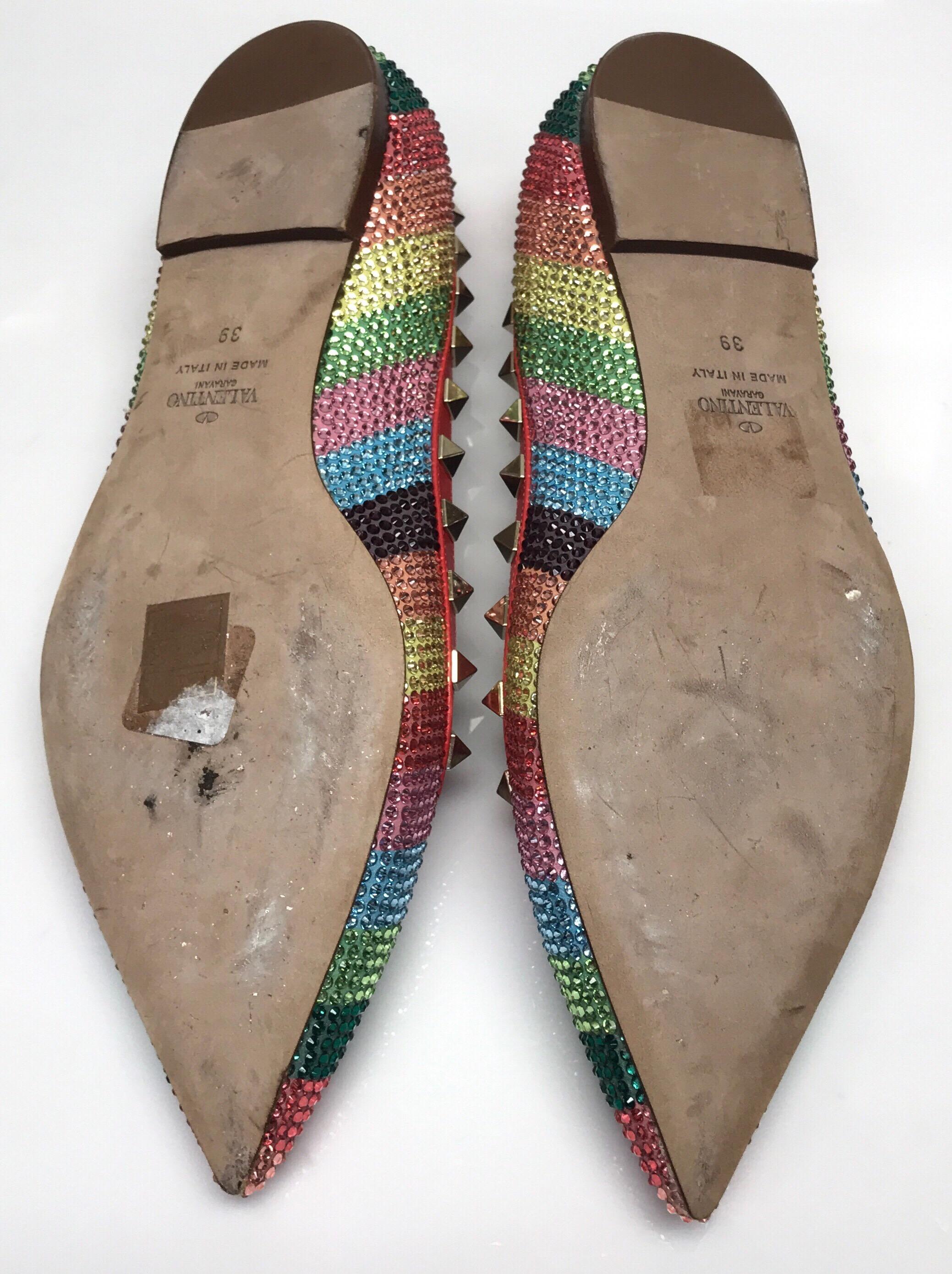 Valentino Mehrfarbige schillernde flache Schuhe mit Nieten-39 Damen im Angebot