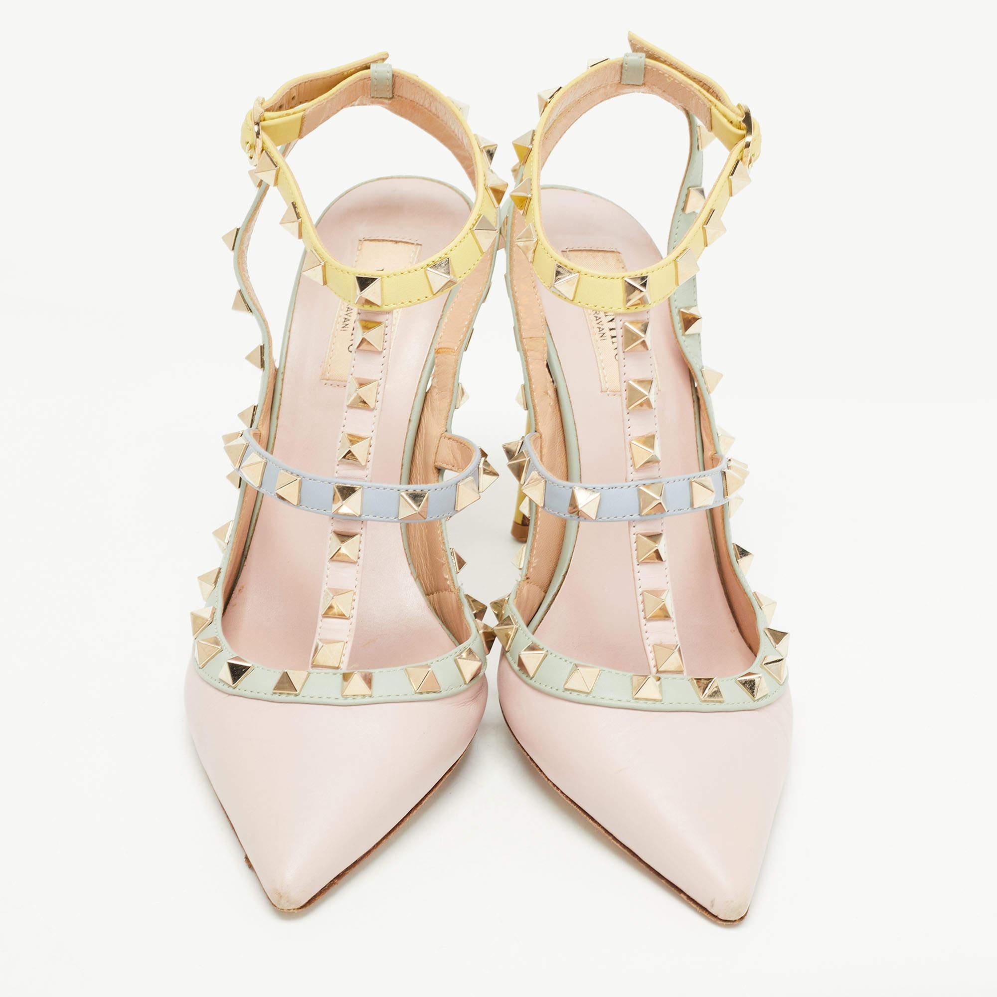 The addition of Rockstuds on the straps of this pair of Valentino pumps leads to instant brand identification. Made from leather, they will elegantly frame your feet and flaunts pointed toes. The ankle buckle closure of these shoes will lend you the