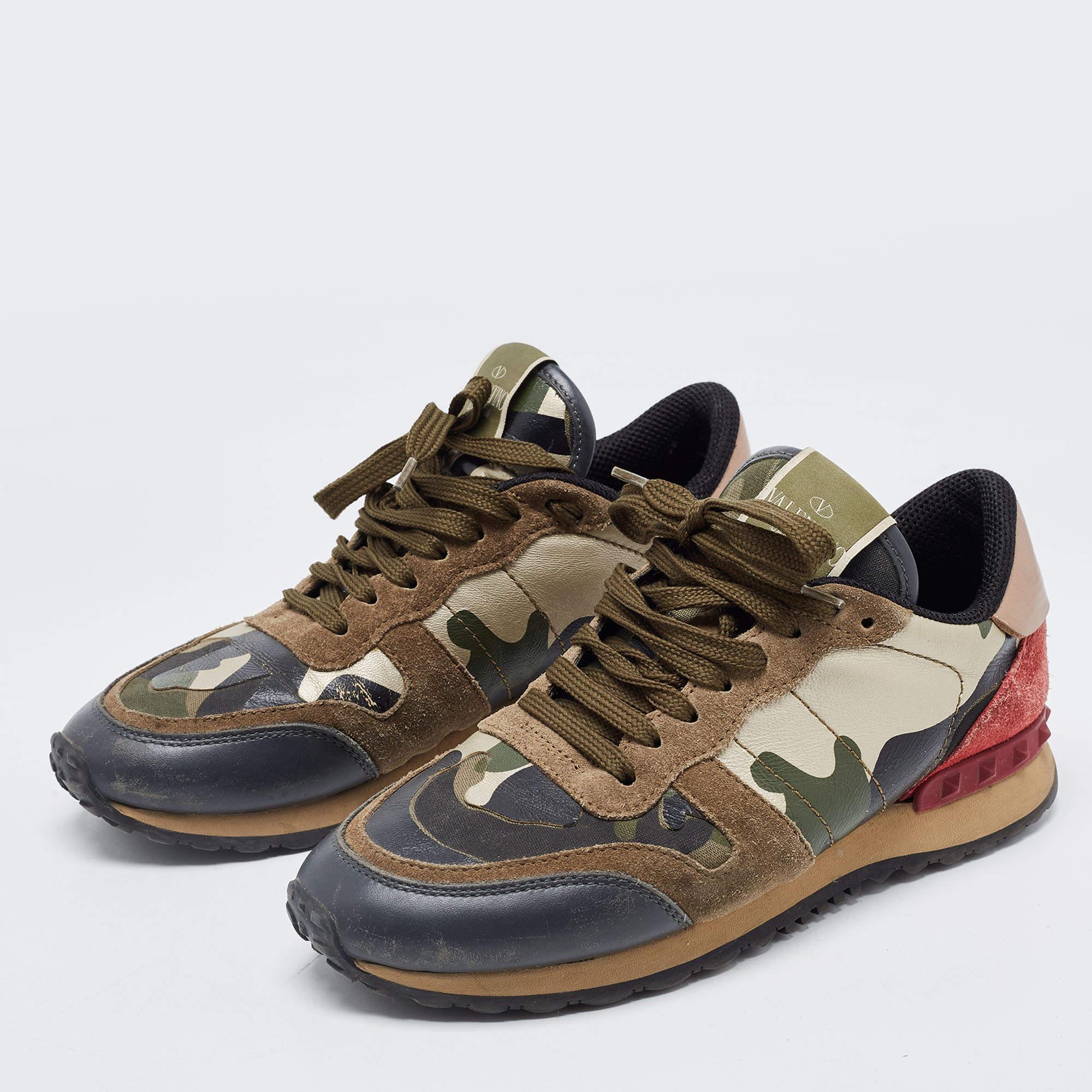 La basket Valentino Rockrunner est présentée en daim et cuir imprimé camouflage avec des détails de la marque et des lacets pour un maintien facile. Les chaussures sont bien ajustées et ont fière allure.