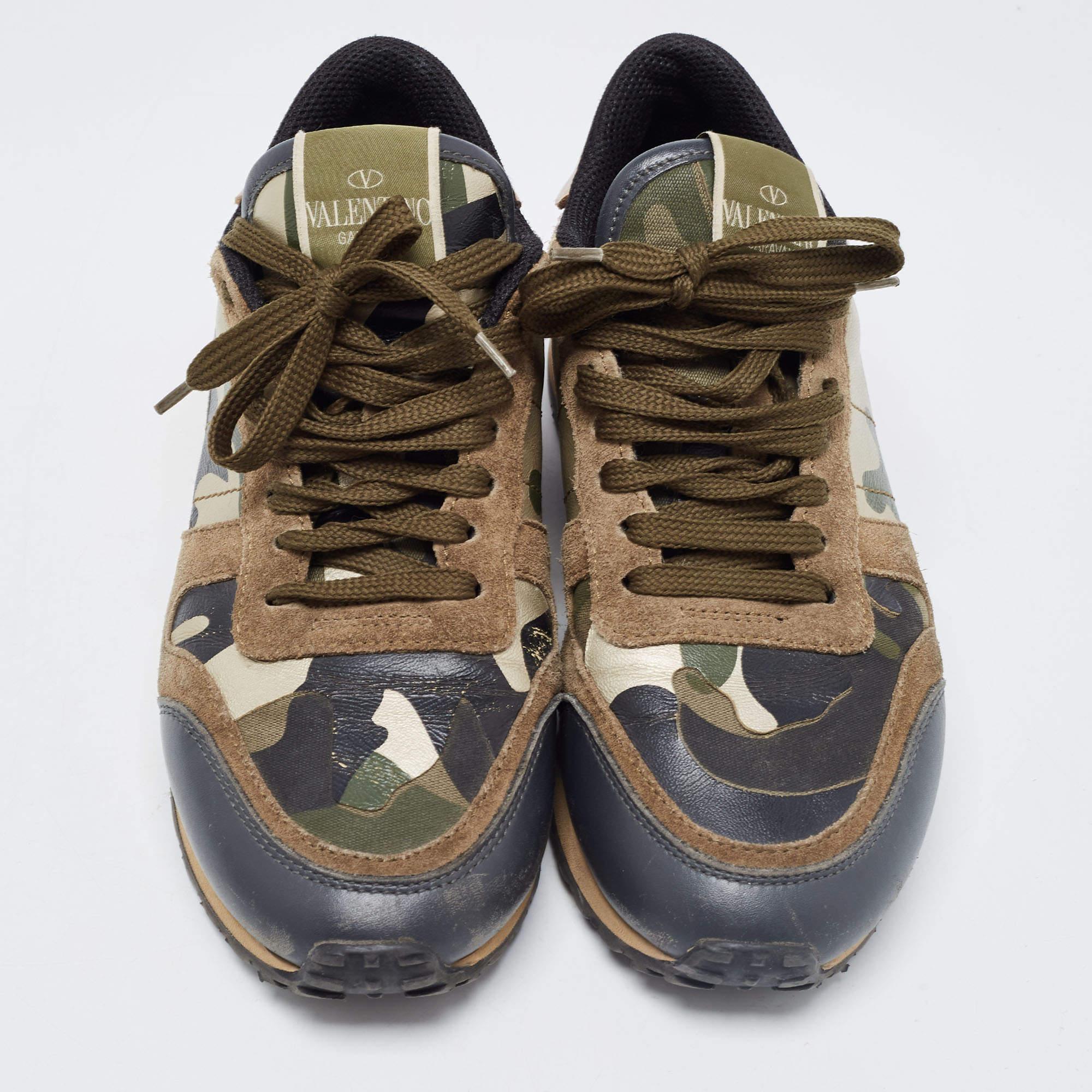 Marron Valentino Baskets Rockrunner en cuir et daim imprimé camo multicolore, taille 37 en vente