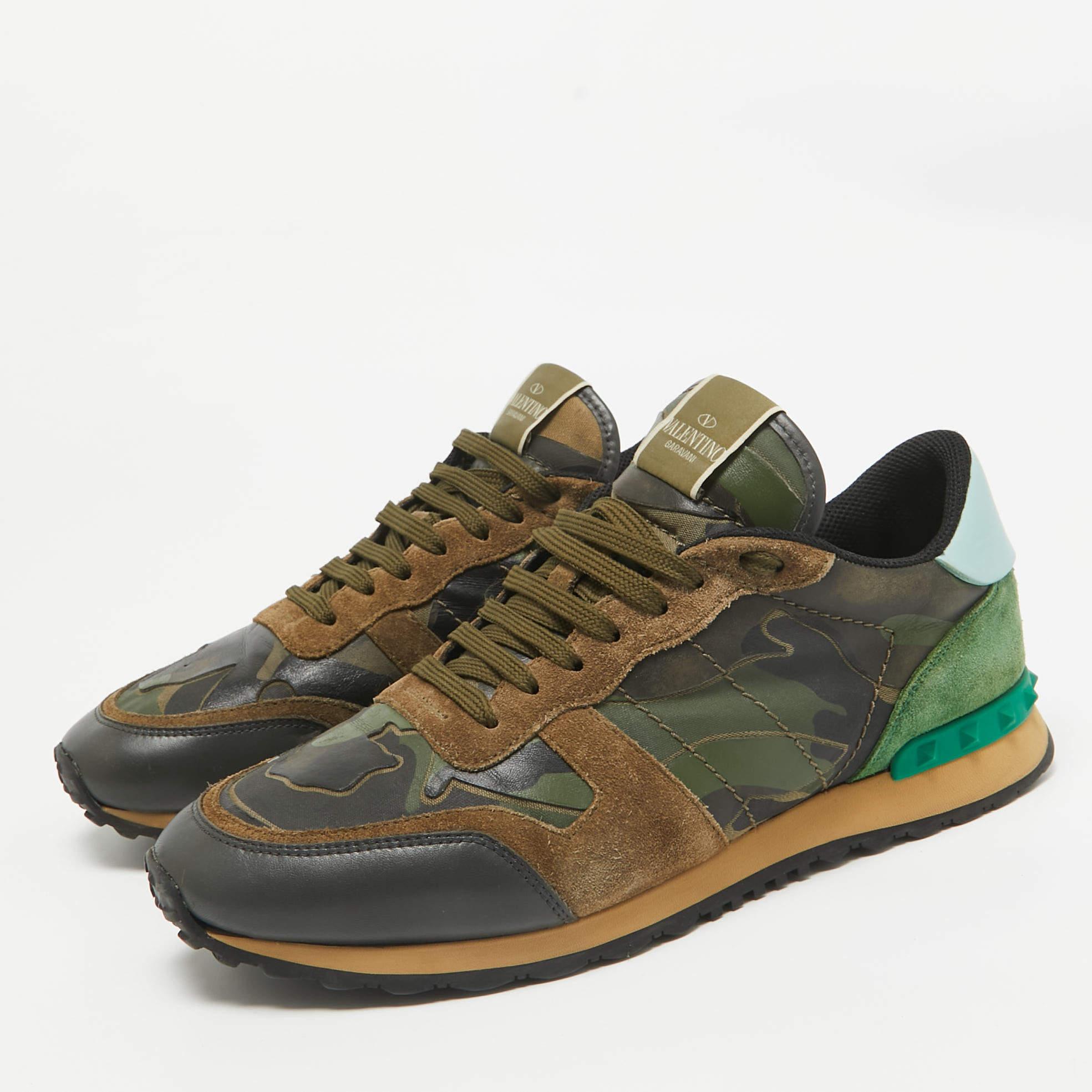 Silhouette classique  Ces baskets Valentino Rockrunner sont une combinaison parfaite de luxe  le confort  et le style. Ces baskets sont finies avec des détails de signature et des semelles confortables.