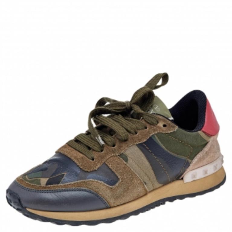 Ride your days away in high comfort with these camouflage Rockrunner sneakers from Valentino! They've been wonderfully crafted from a combination of quality materials and designed with their signature pyramid studs on the counters, laces on the