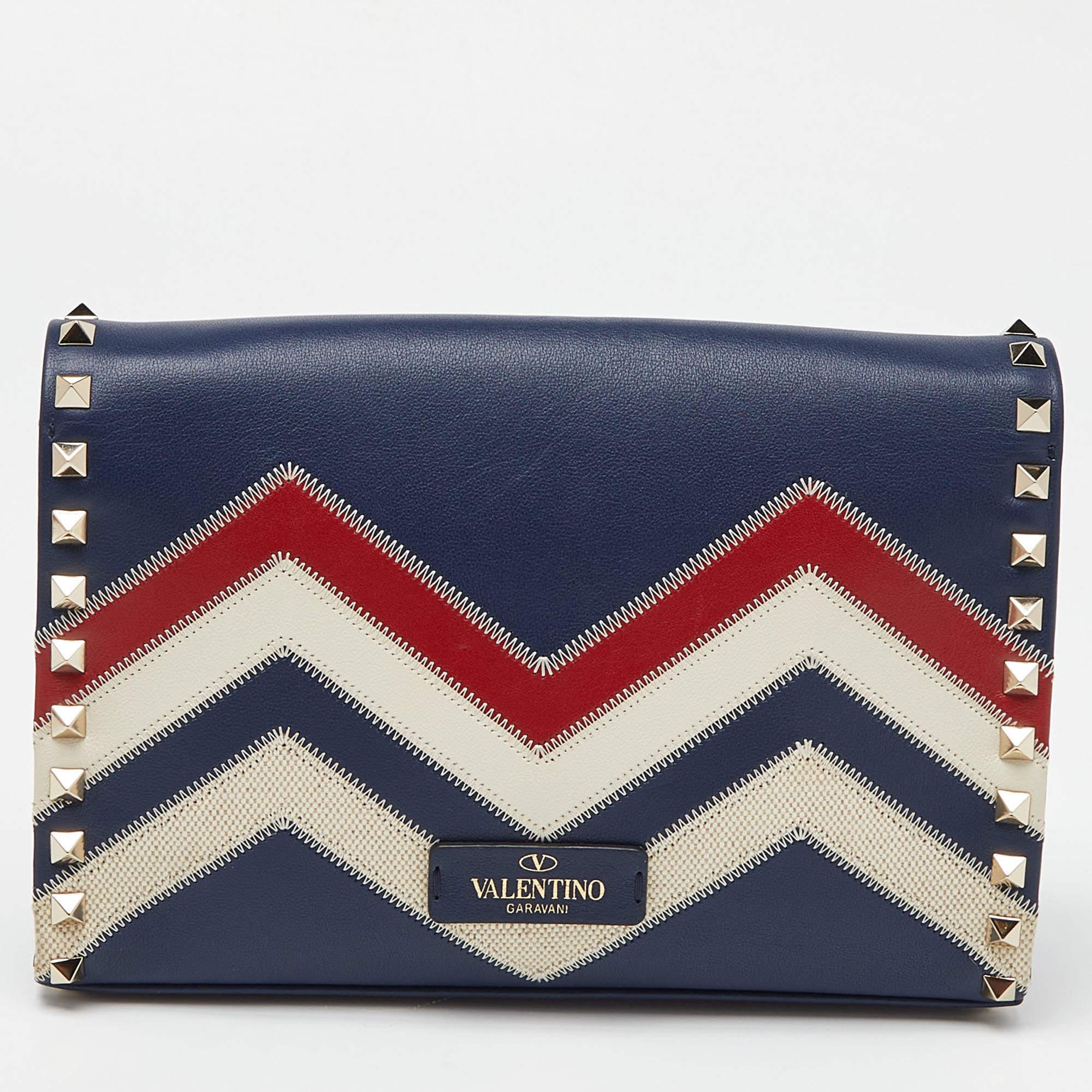 Ensure your day's essentials are in order and your outfit is complete with this Valentino crossbody bag. Crafted using the best materials, the bag carries the maison's signature of artful craftsmanship and enduring appeal.

Includes: Original Dustbag