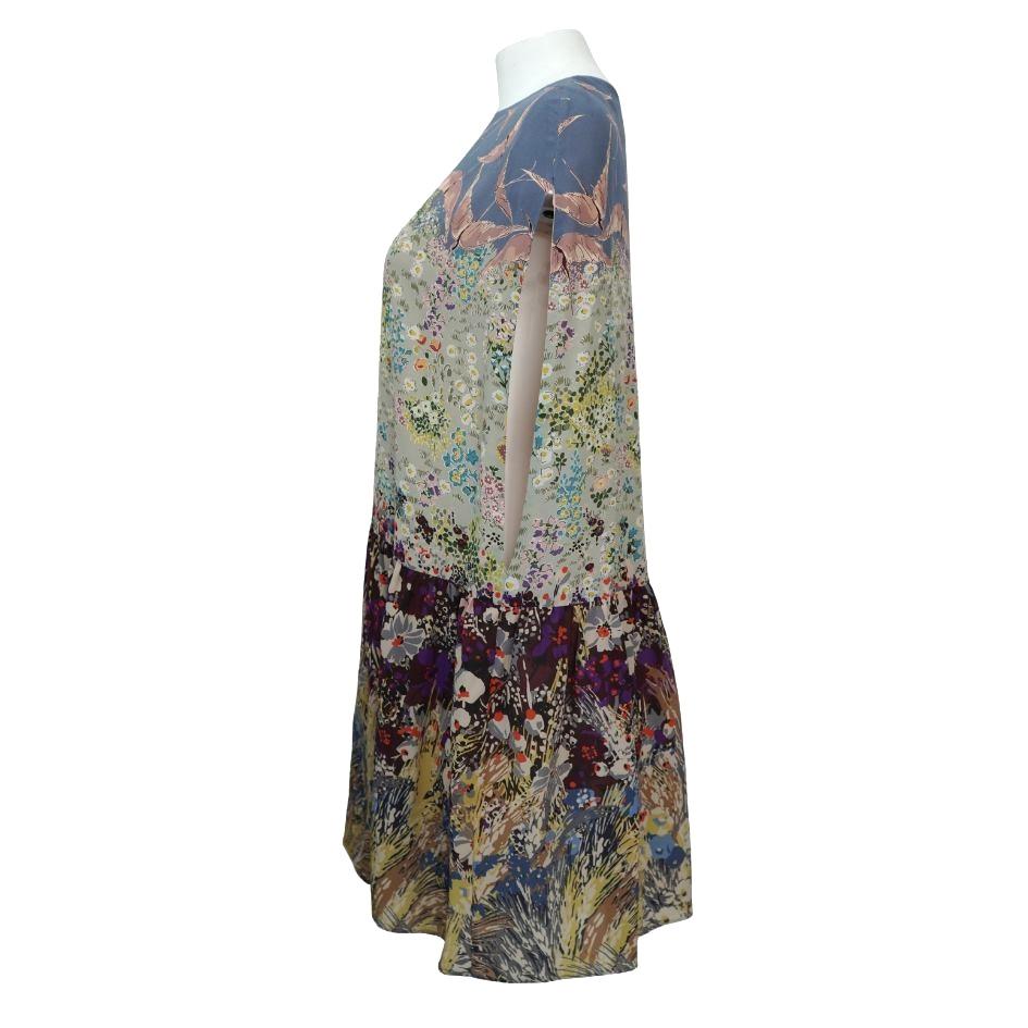 VALENTINO pastel silk 2016 LANDSCAPE CREPE CAPE Dress size 40
Multicolor landscape and flamingo print in crepe de chine silk (100%). Features cape-inspired sleeves, round neck, dropped waist with a gathered skirt. Closes with a concealed zipper in