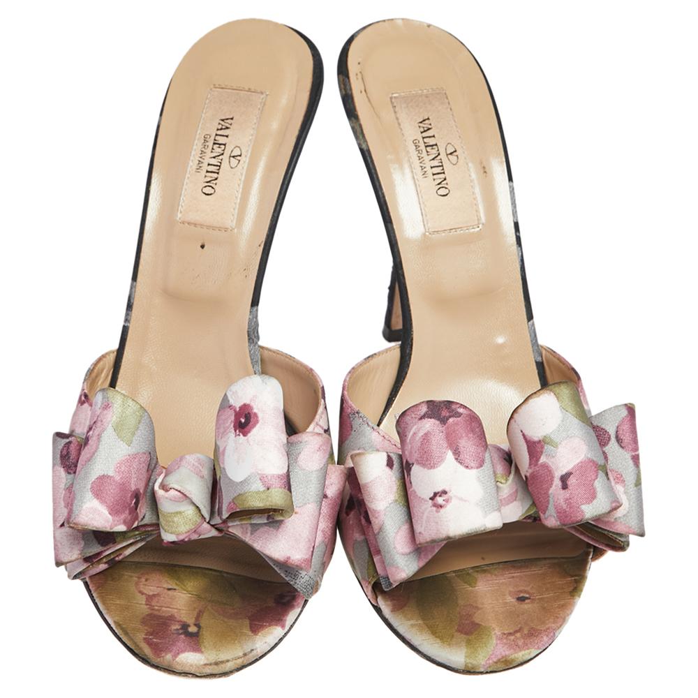 Valentino Multicolor Floral Print Fabric Bow Slide Sandals Size 37.5 In Good Condition In Dubai, Al Qouz 2