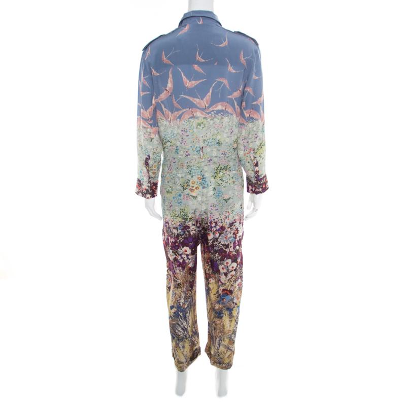 Charm the crowds and make a statement like never before in this chic jumpsuit from Valentino! The multicolour creation is made of 100% silk and features a beautiful flora and fauna print all over it. It flaunts a collared neckline, twin chest