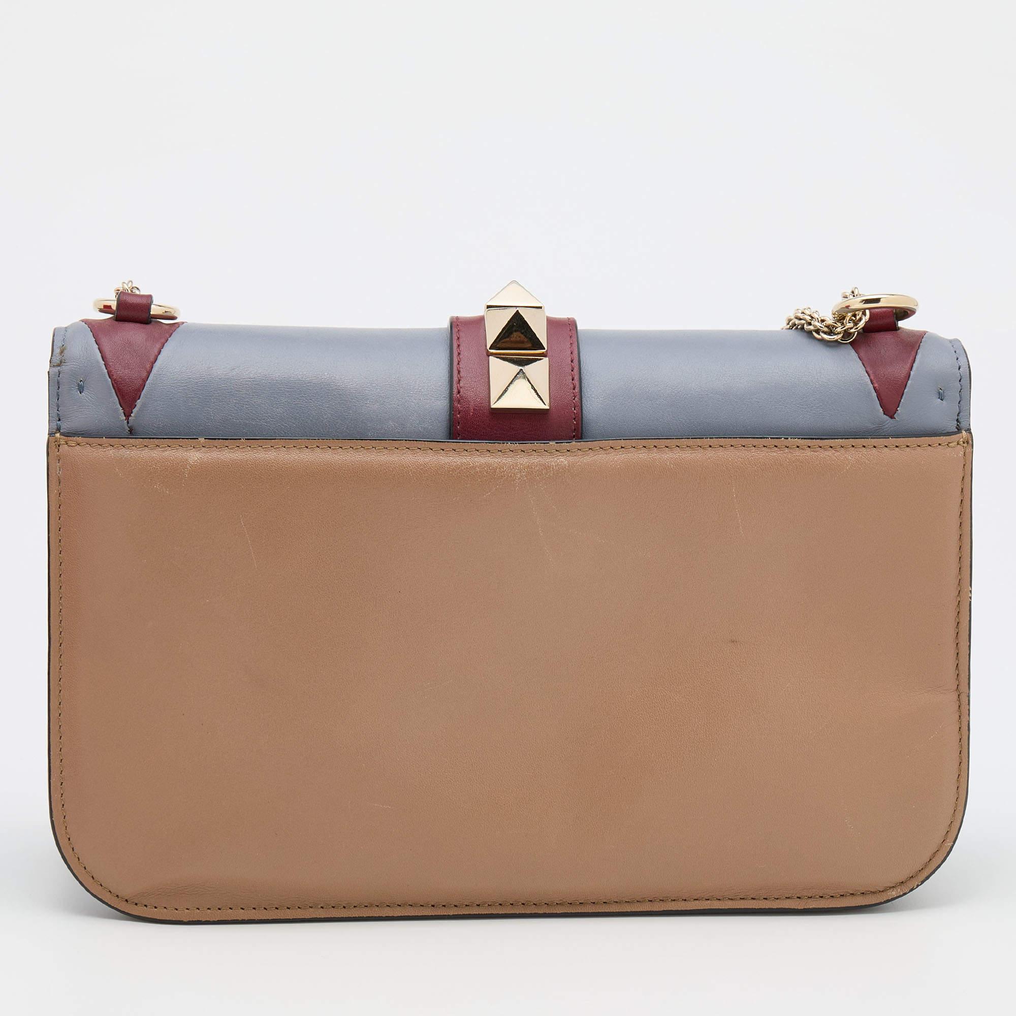 Flap bags like this one will never go out of style. It features a well-designed exterior and the front flap opens to an interior with enough space to keep your daily essentials. This elegant bag is a must-have in your collection.

Includes: Original