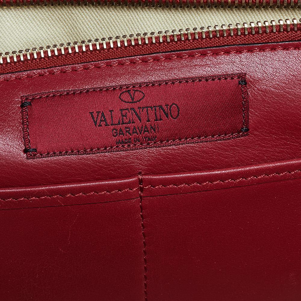 Valentino brings you this super-stylish tote that carries a design that will surely elevate your ensemble. It has a multicolored exterior decorated with the signature pyramid Rockstuds. The leather tote is complete with a spacious interior, two top