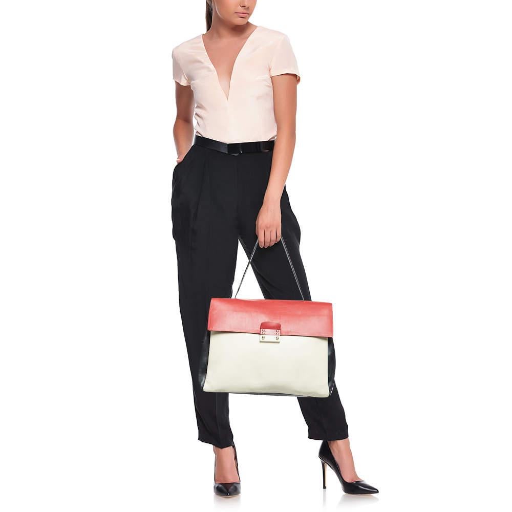 Designer bags are ideal companions for ample occasions Here we have a fashion meets functionality piece crafted with precision. It has been equipped with a well sized interior that can easily fit your small essentials.